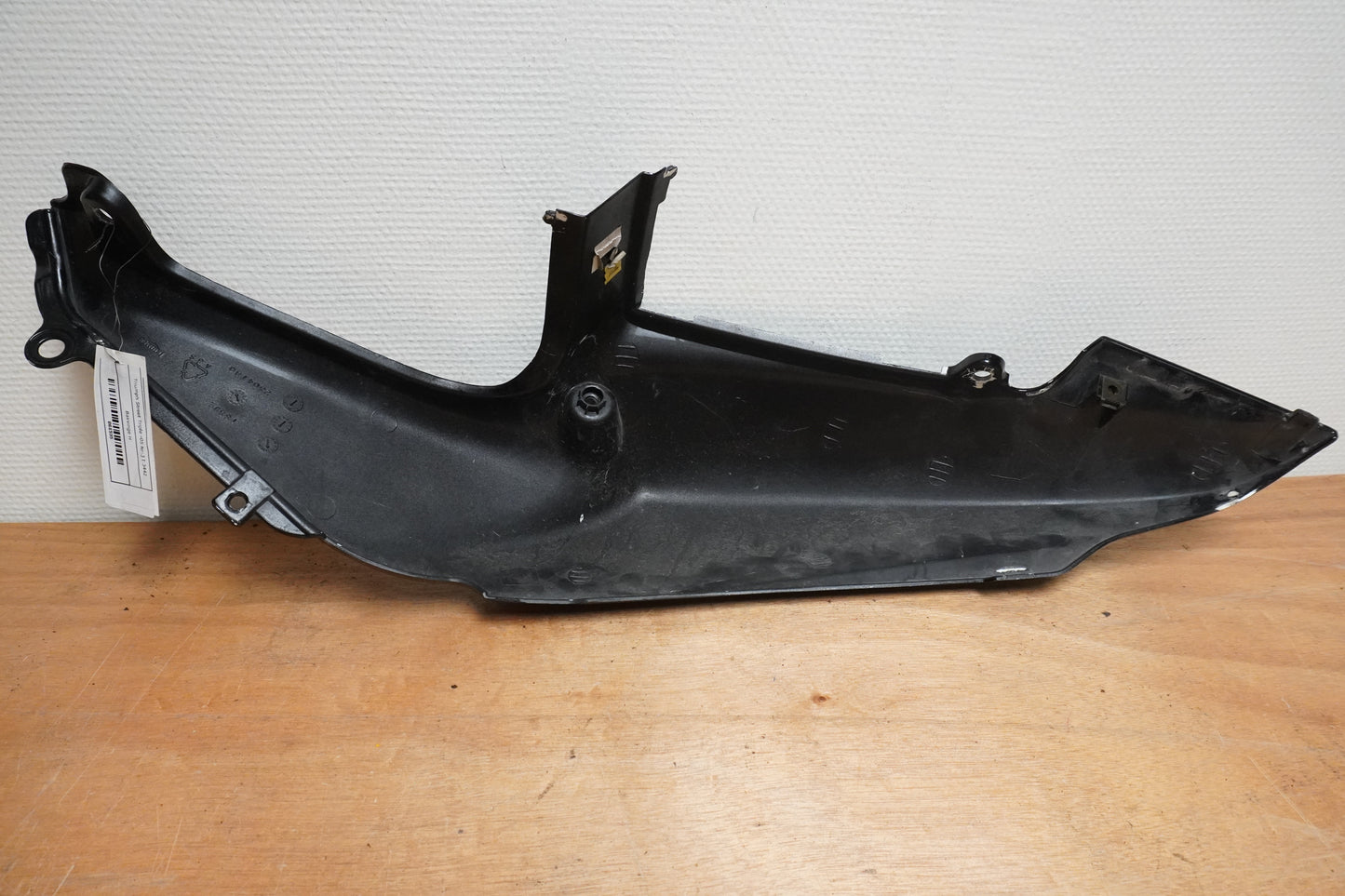 Snett uppifrån på Bakvinge från en Triumph Speed Triple -2005 motorcykel.