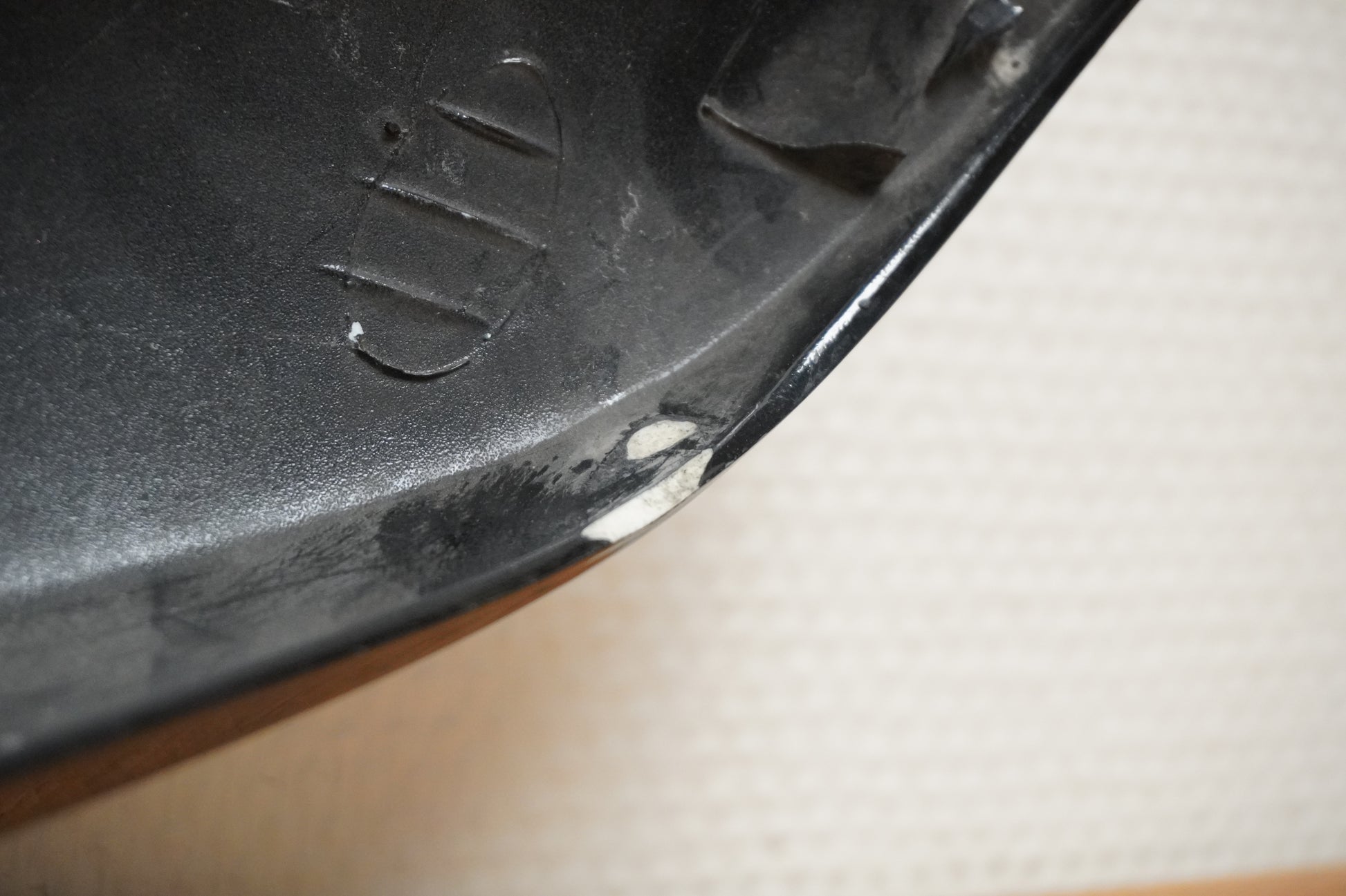 Snett nerifrån på Bakvinge från en Triumph Speed Triple -2005 motorcykel.