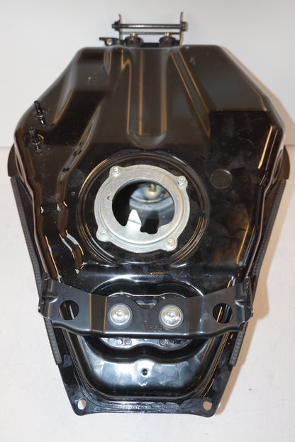 Baksidan på Bensintank från en Yamaha MT-07 Tracer -2016 motorcykel.