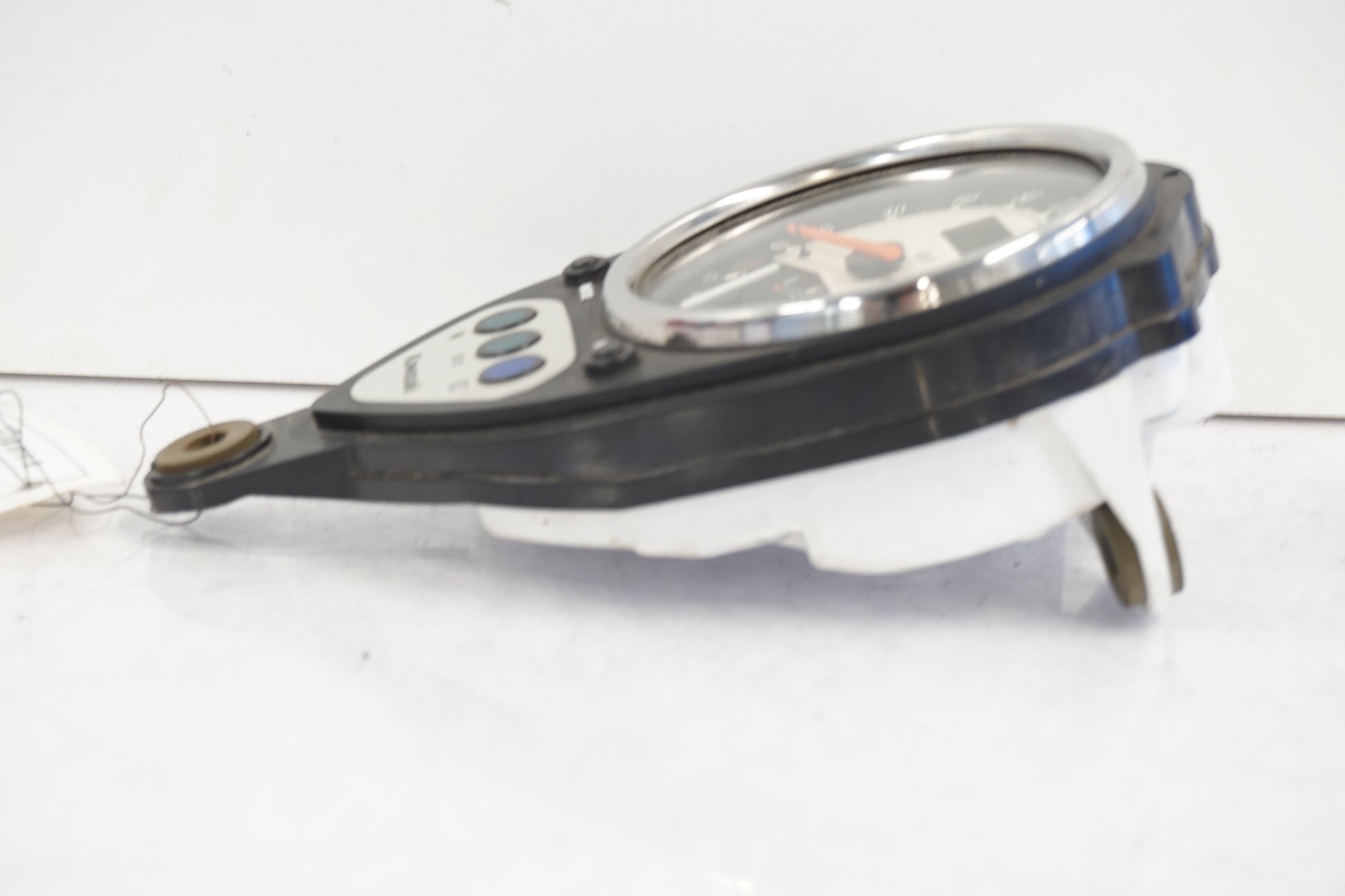 Baksidan på Instrumentpanel från en Kawasaki VN 900 -2007 motorcykel.