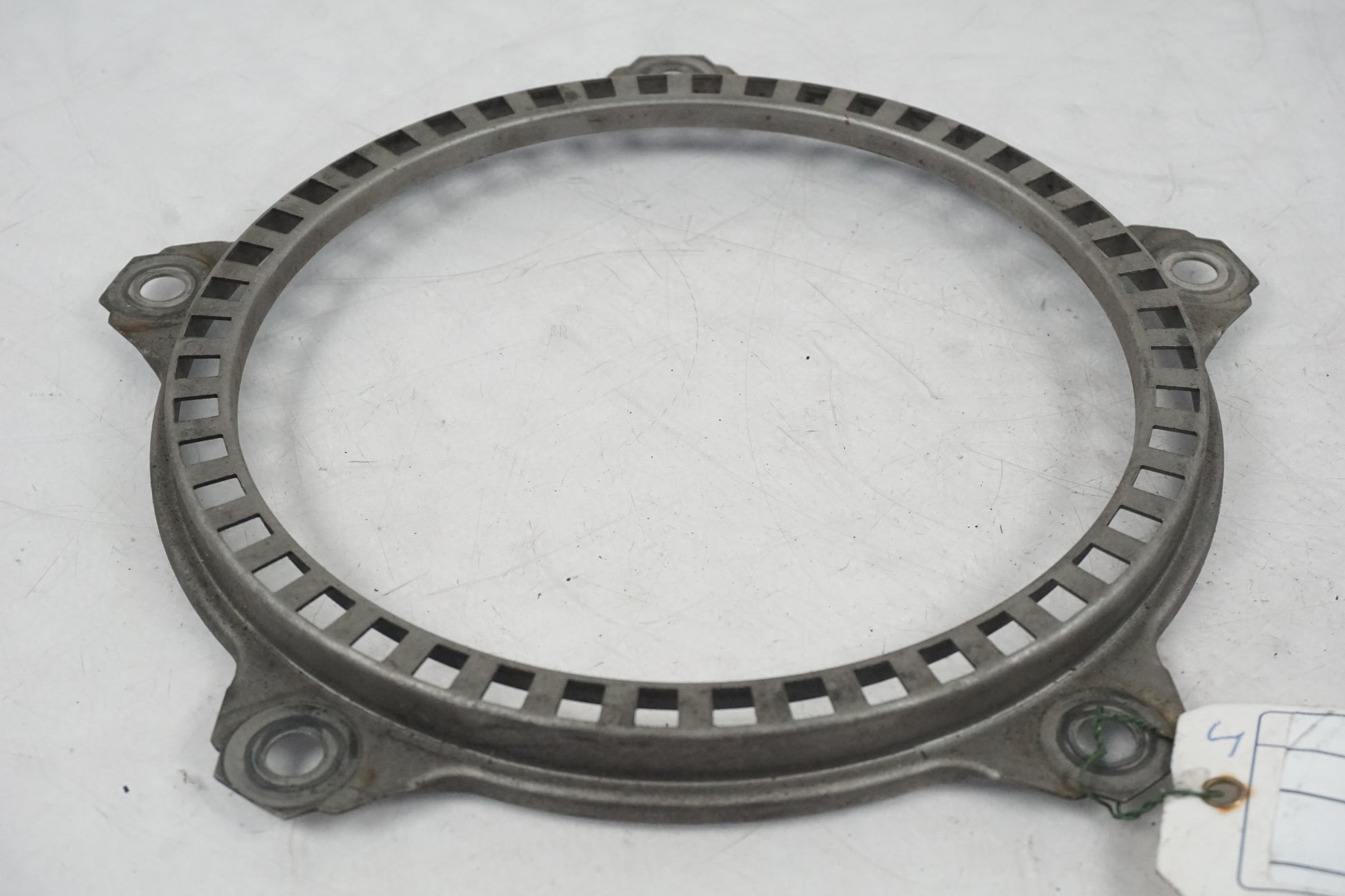 Baksidan på ABS krans från en BMW F 800 S -2009 motorcykel.