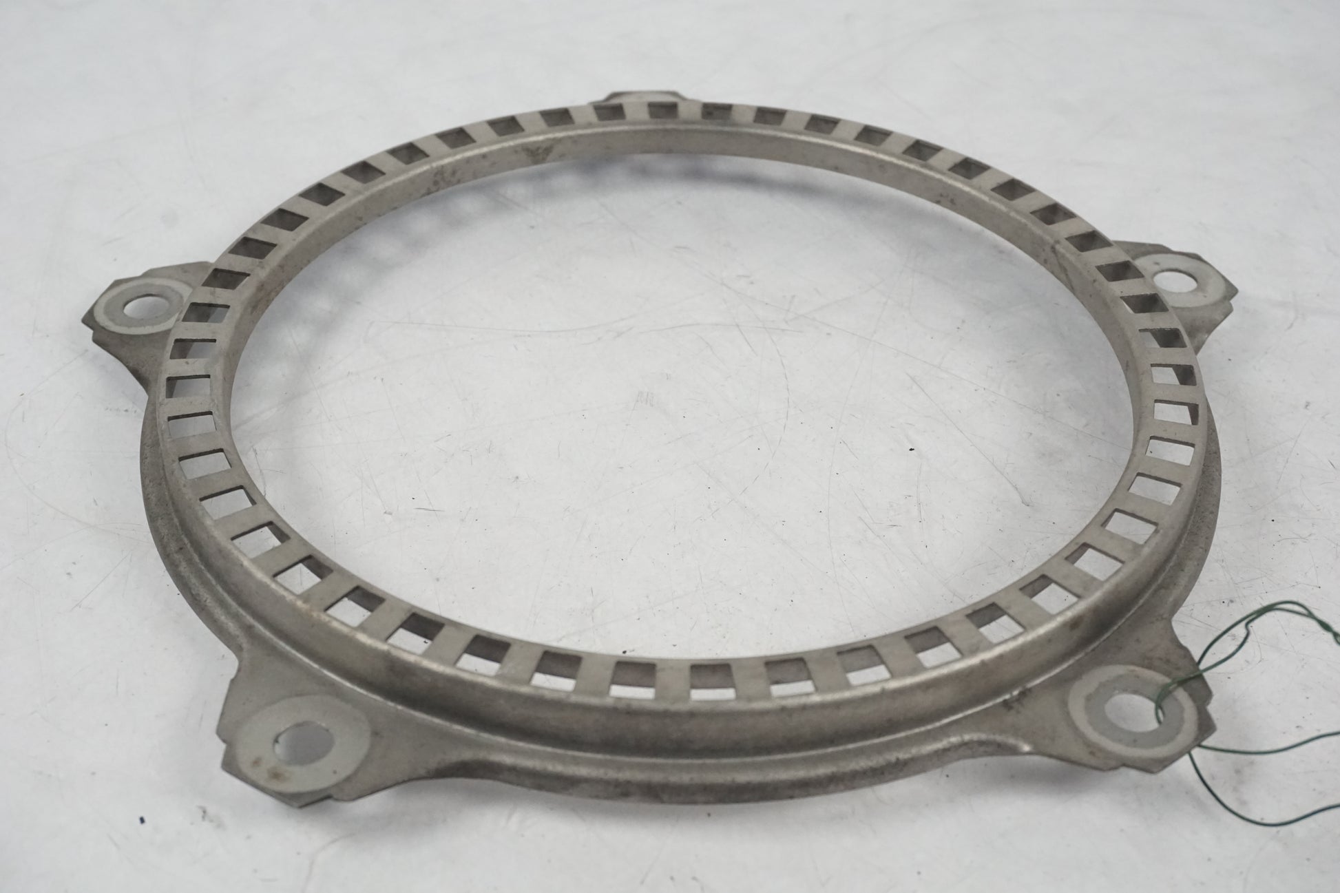 Baksidan på ABS krans från en BMW F 800 R -2011 motorcykel.