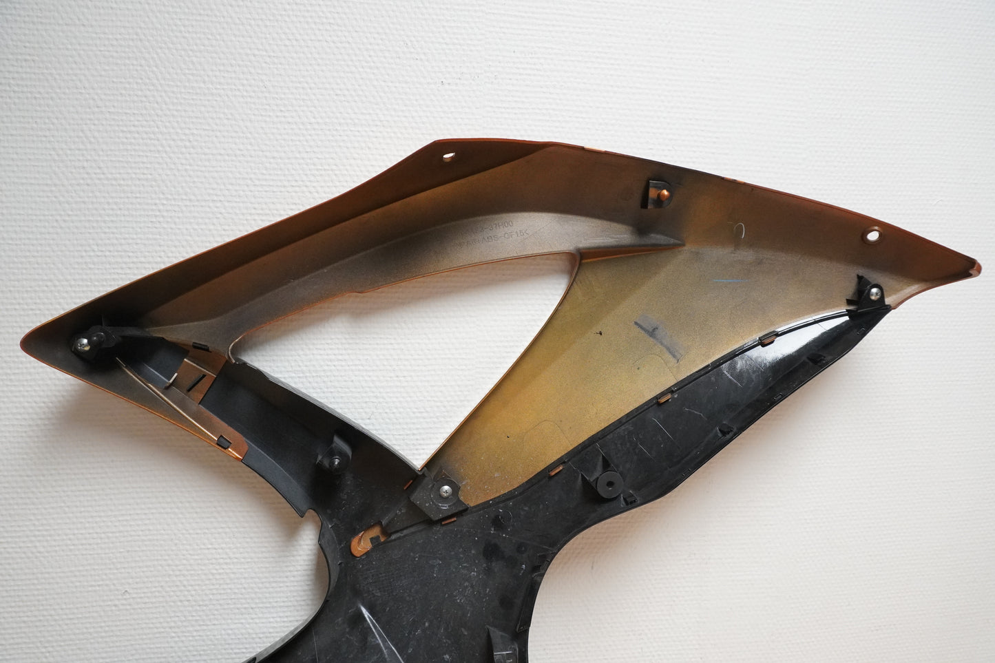 Vänster sida på Sidkåpa från en Suzuki GSX-R 750 -2009 motorcykel.