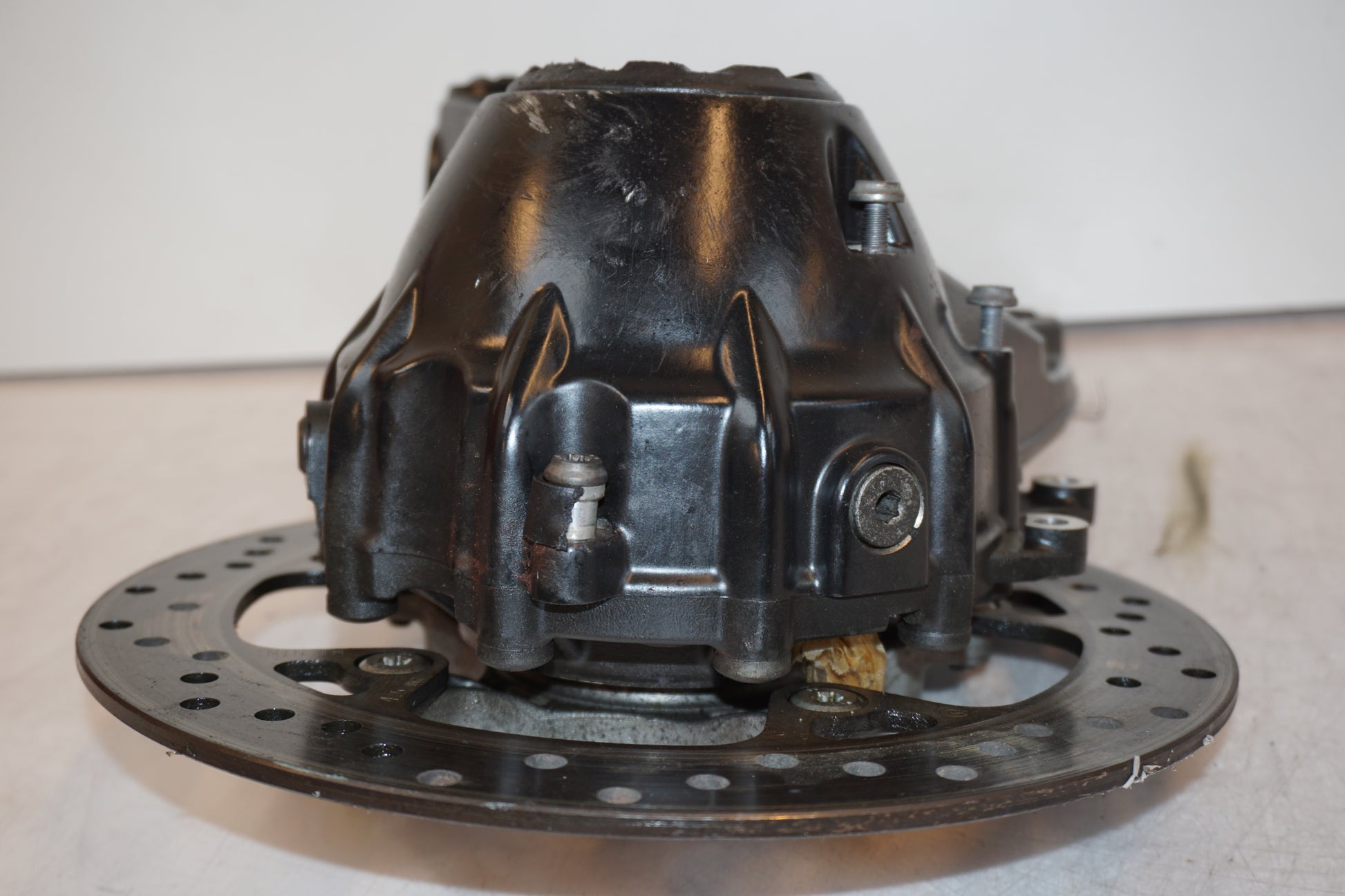 Snett nerifrån på Slutväxel från en BMW R 1200 GSA -2014 motorcykel.