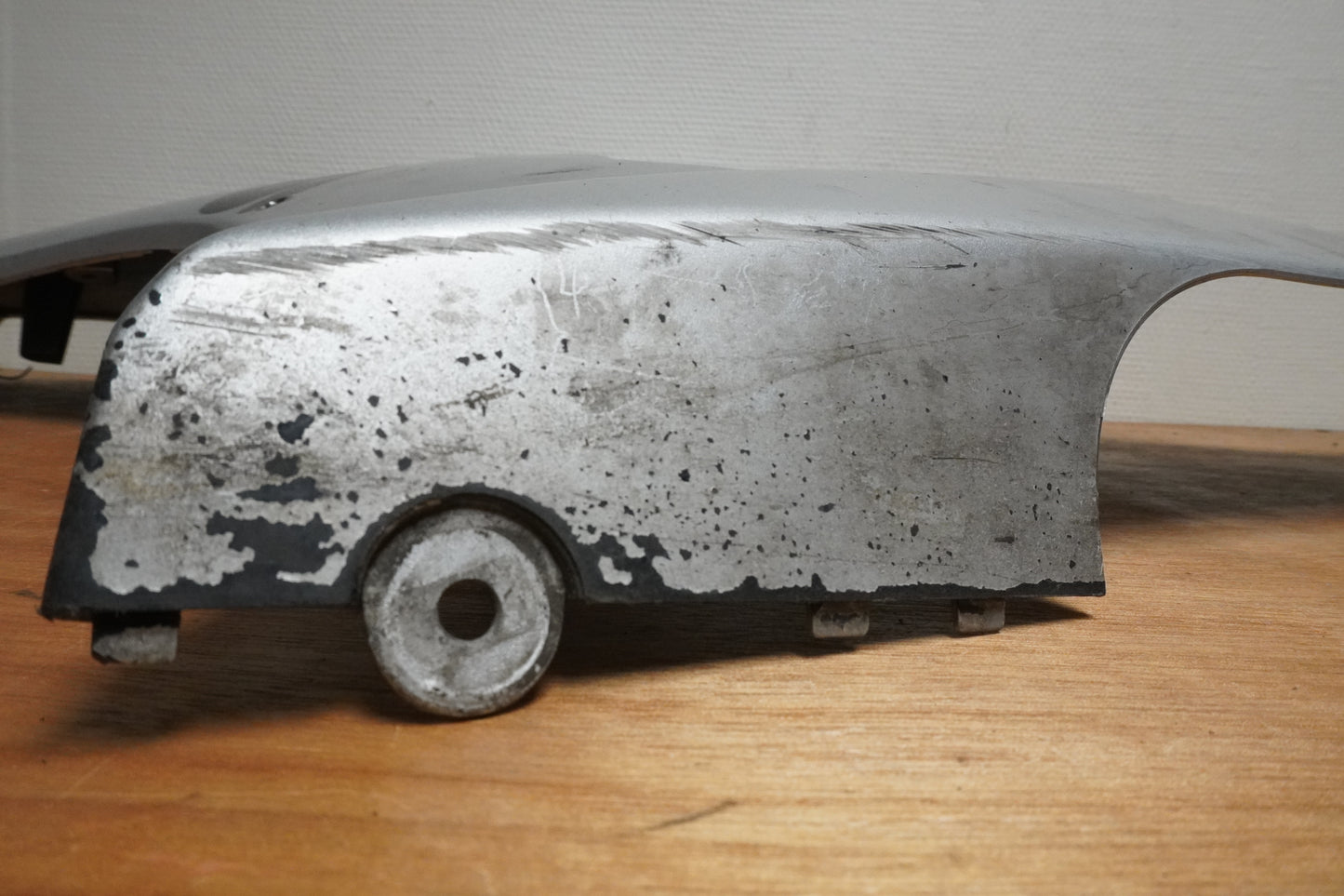 Snett nerifrån på Sidkåpa från en Suzuki GSX-R 1000 -2003 motorcykel.