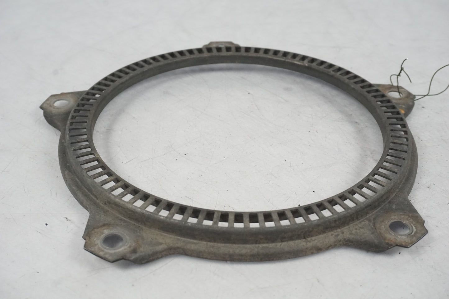 Baksidan på ABS krans från en BMW R 850 R -2004 motorcykel.