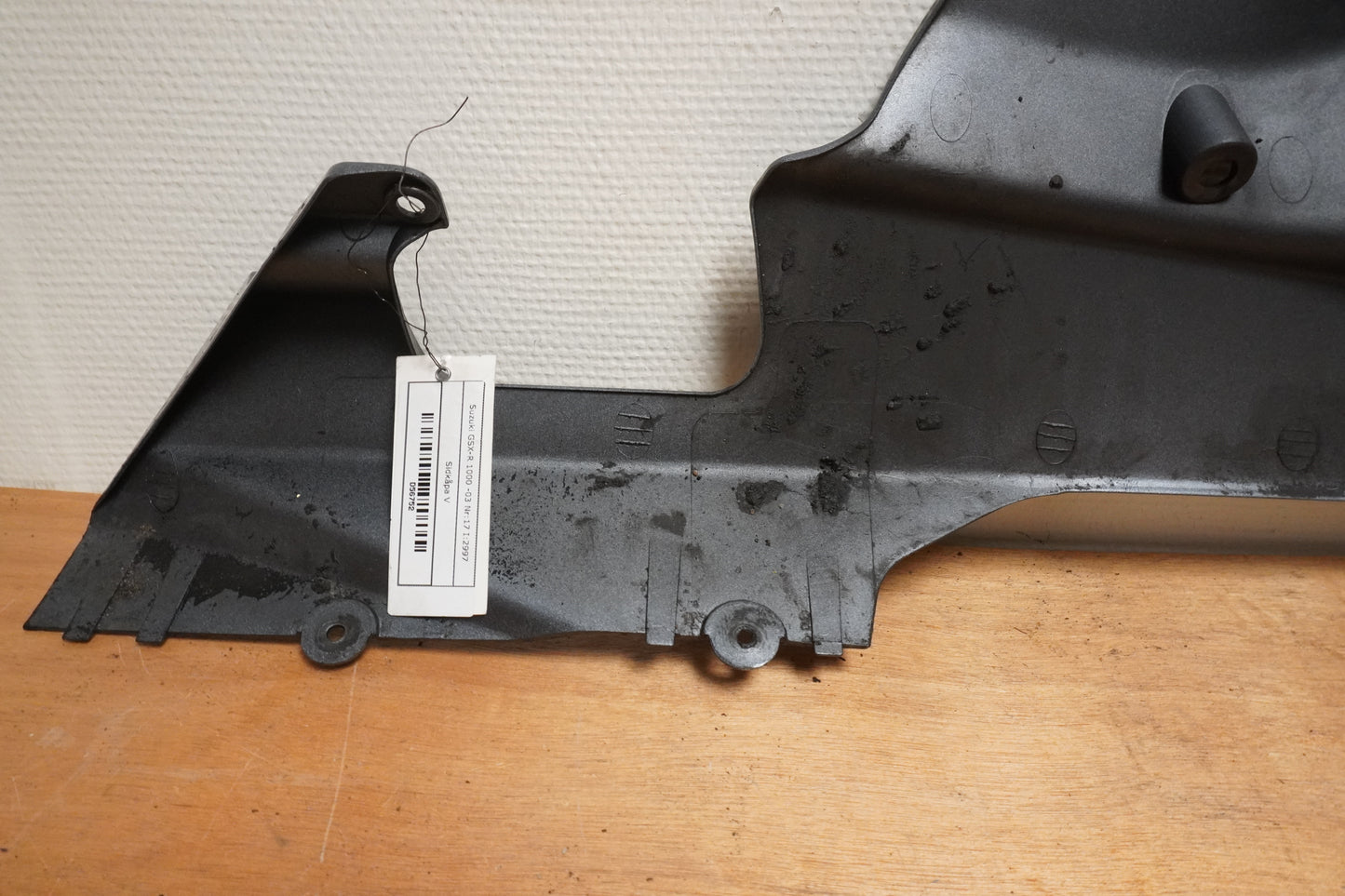 Snett nerifrån på Sidkåpa från en Suzuki GSX-R 1000 -2003 motorcykel.