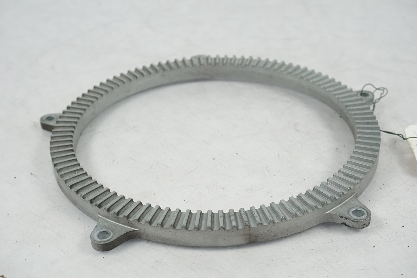 Baksidan på ABS krans från en BMW R 850 C -1999 motorcykel.