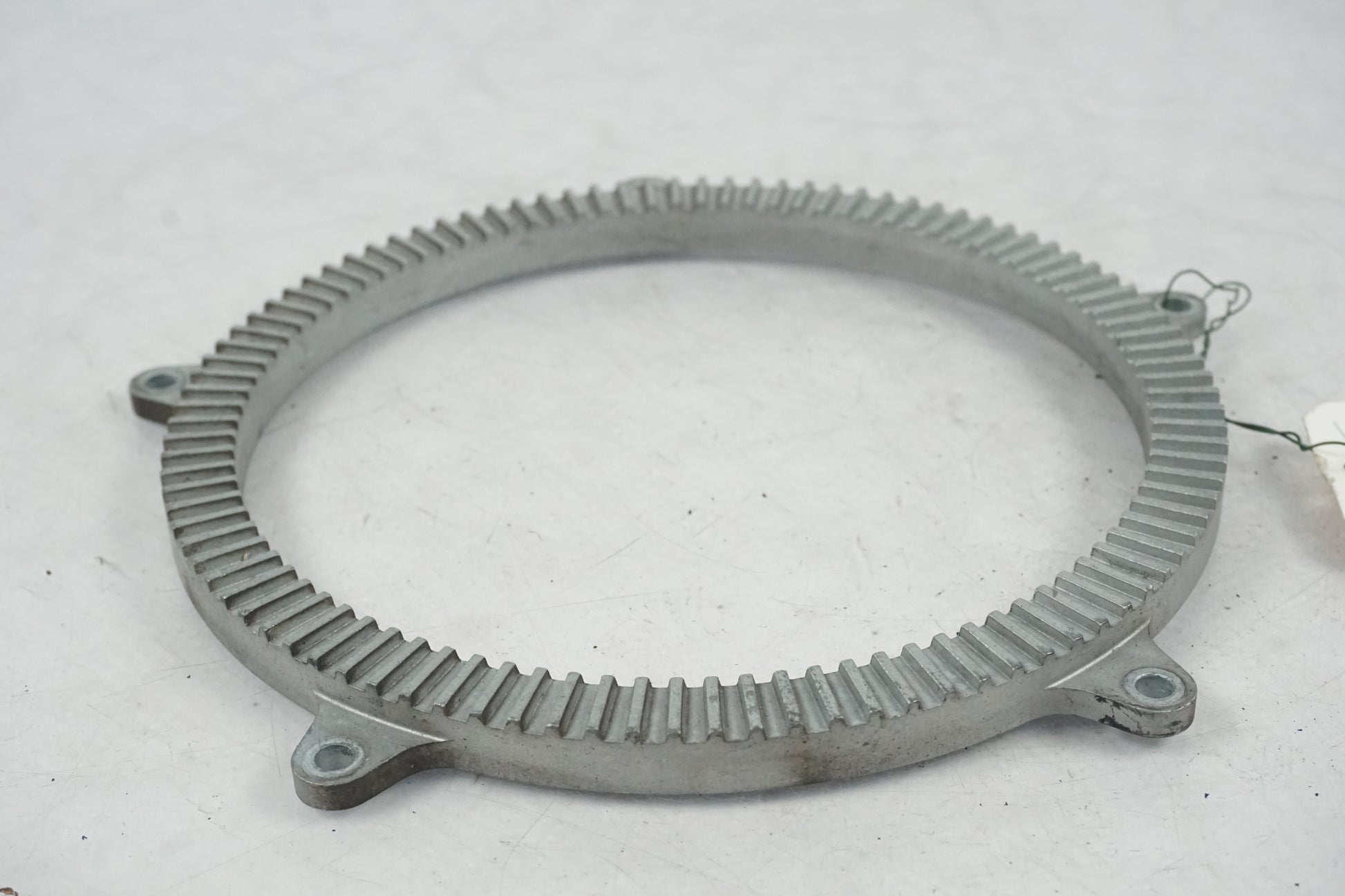 Baksidan på ABS krans från en BMW R 850 C -1999 motorcykel.