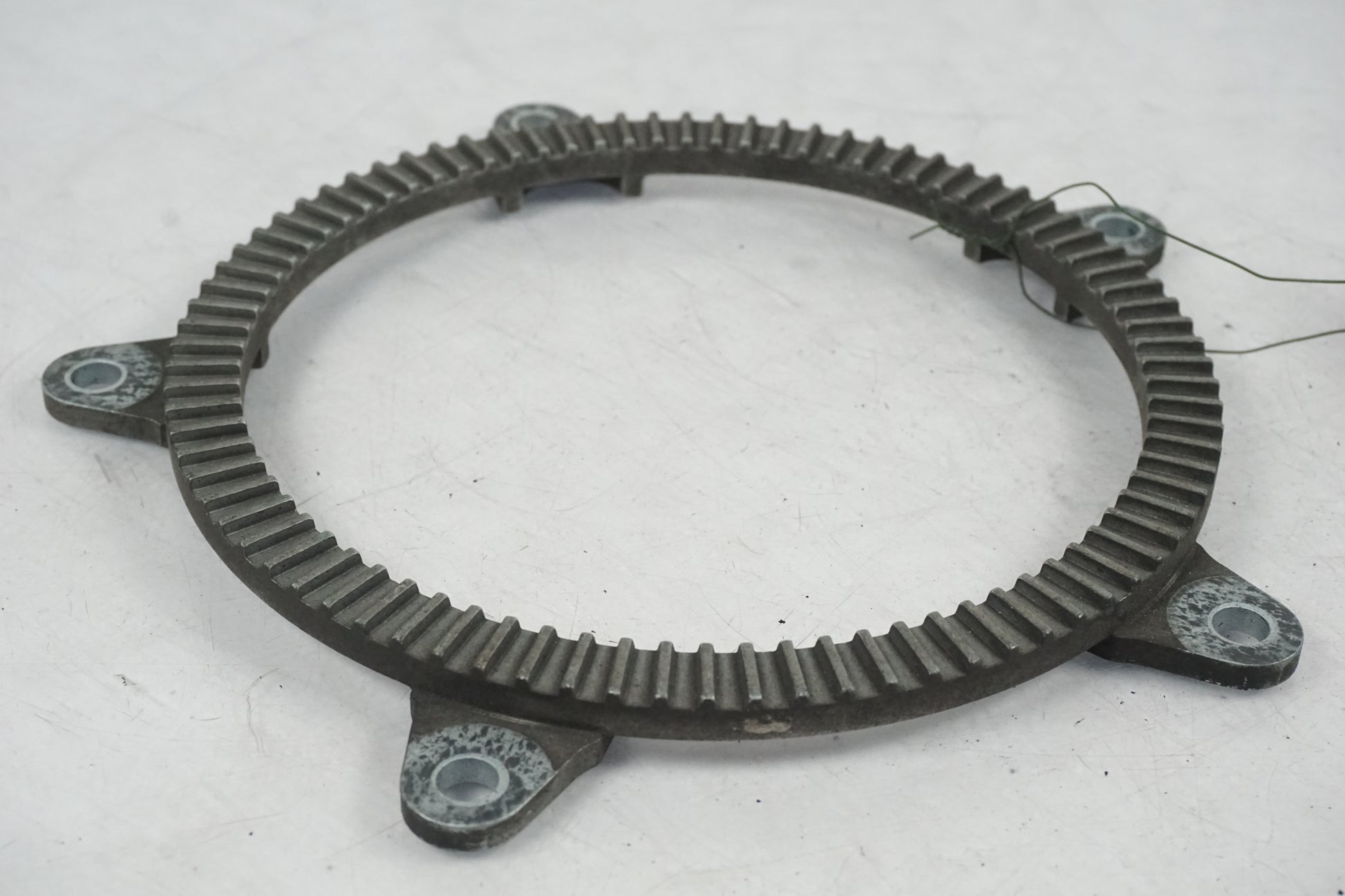 Baksidan på ABS krans från en BMW R 1100 S -1999 motorcykel.