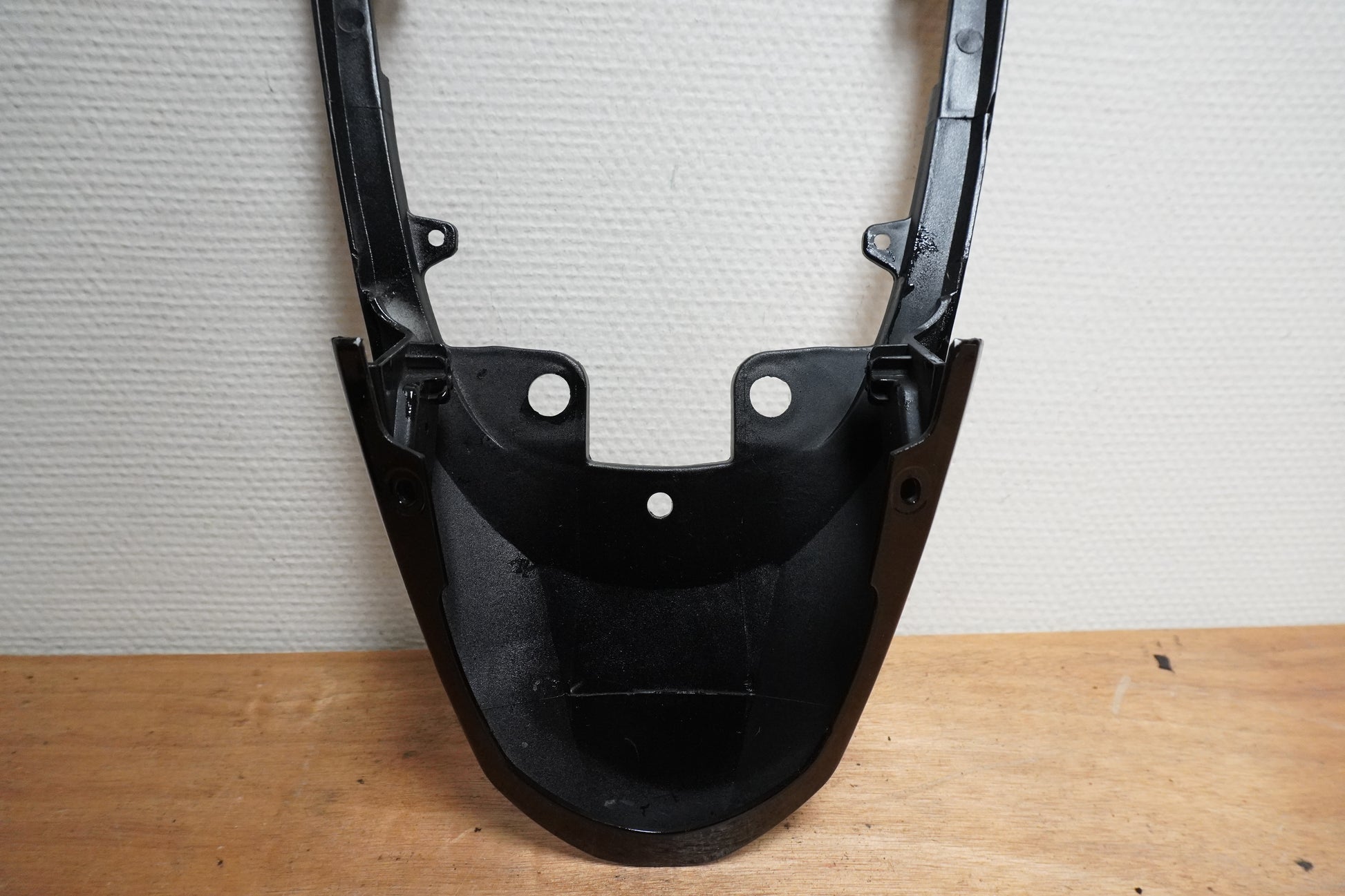 Vänster sida på Bakvinge från en Suzuki GSX-R 1000 -2008 motorcykel.