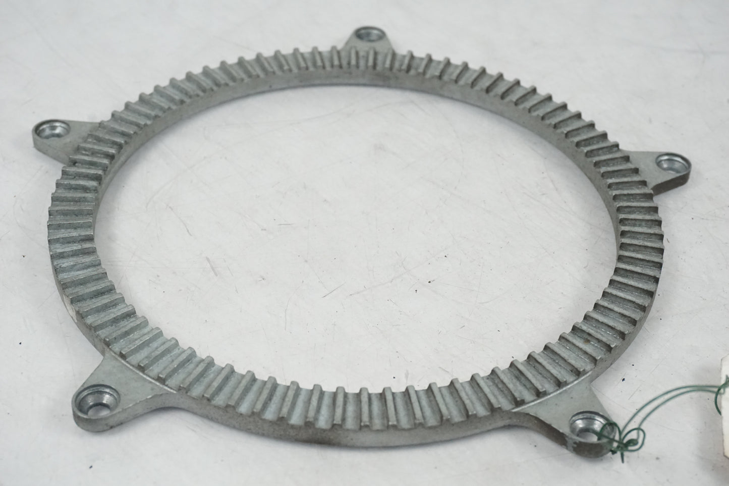 Baksidan på ABS krans från en BMW R 850 C -1999 motorcykel.