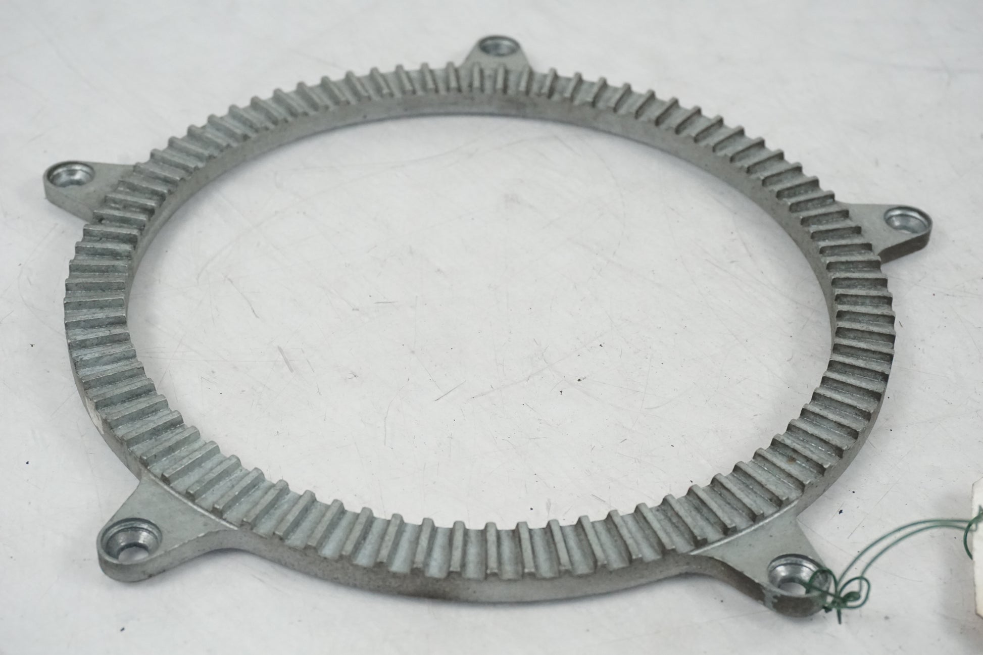 Baksidan på ABS krans från en BMW R 850 C -1999 motorcykel.