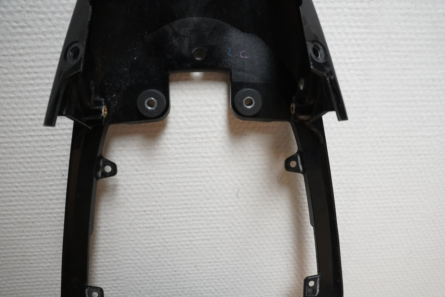 Snett uppifrån på Bakvinge från en Suzuki GSX-R 1000 -2007 motorcykel.