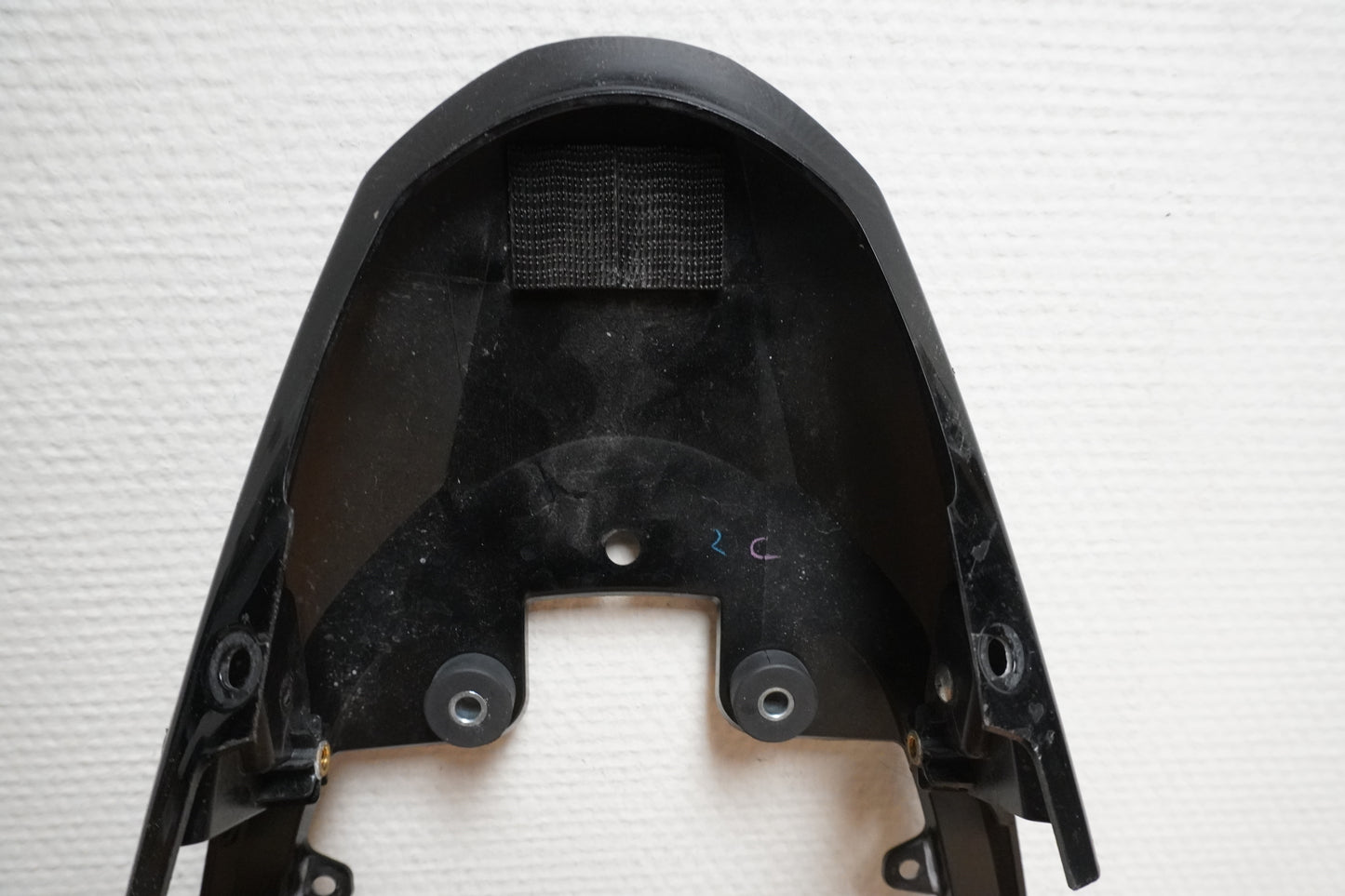 Snett nerifrån på Bakvinge från en Suzuki GSX-R 1000 -2007 motorcykel.