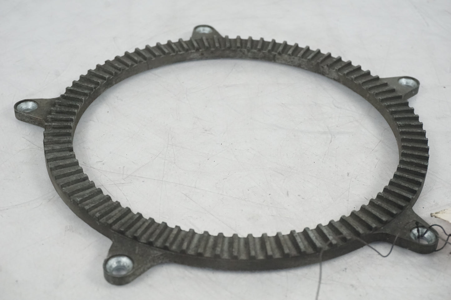 Baksidan på ABS krans från en BMW R 1100 RT -2000 motorcykel.