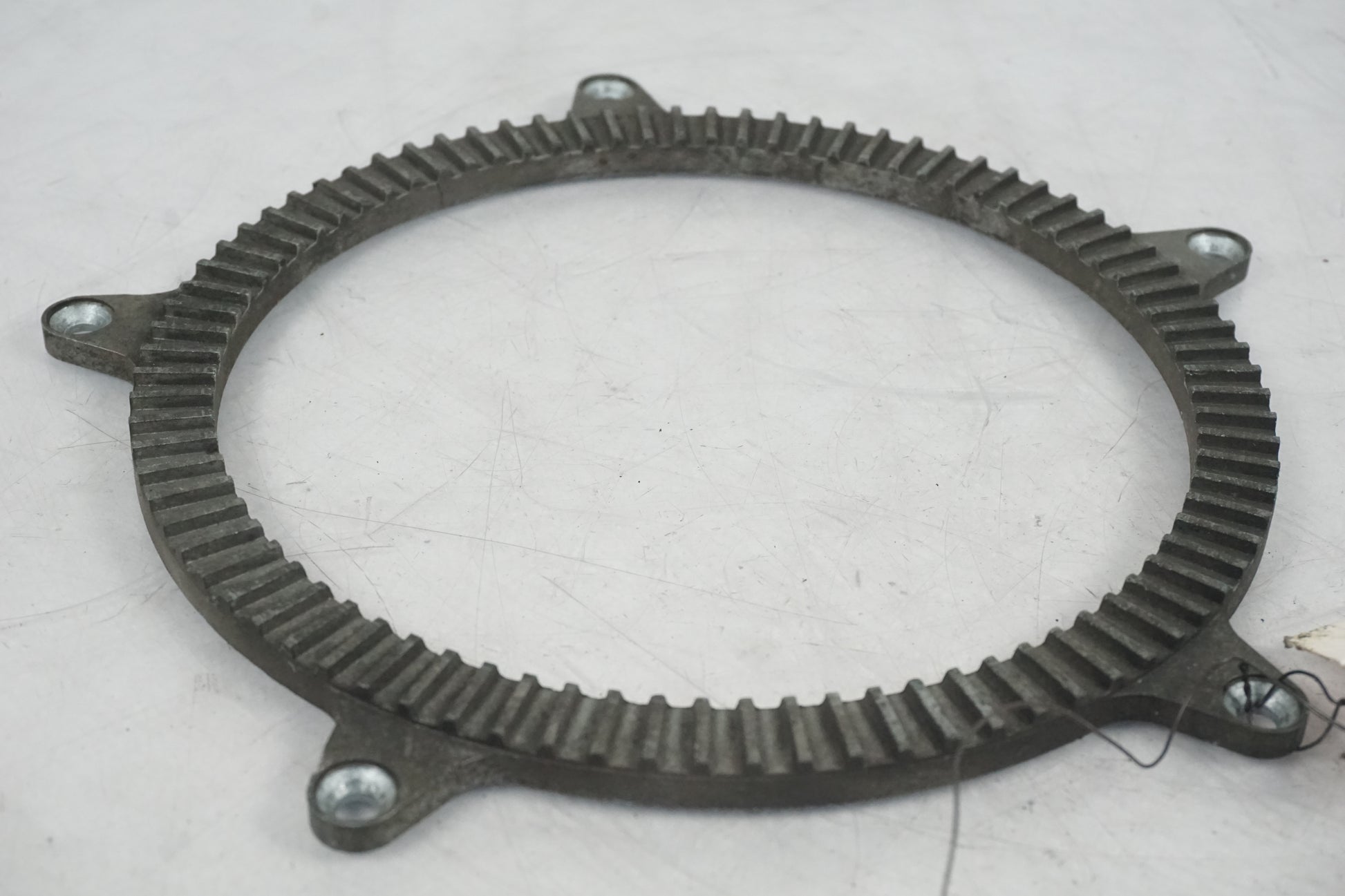 Baksidan på ABS krans från en BMW R 1100 RT -2000 motorcykel.