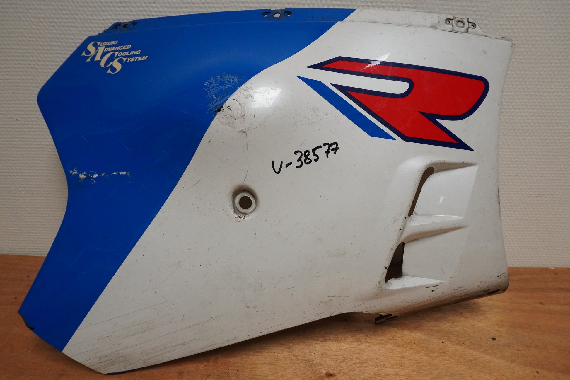 Framsidan på Magkåpa från en Suzuki GSX-R 750 -1988 motorcykel.