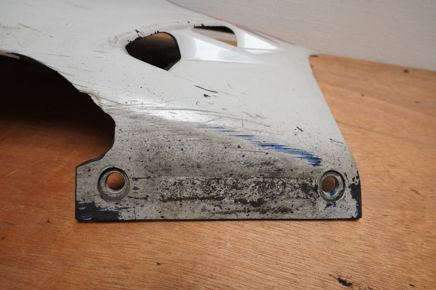 Vänster sida på Magkåpa från en Suzuki GSX-R 750 -1988 motorcykel.