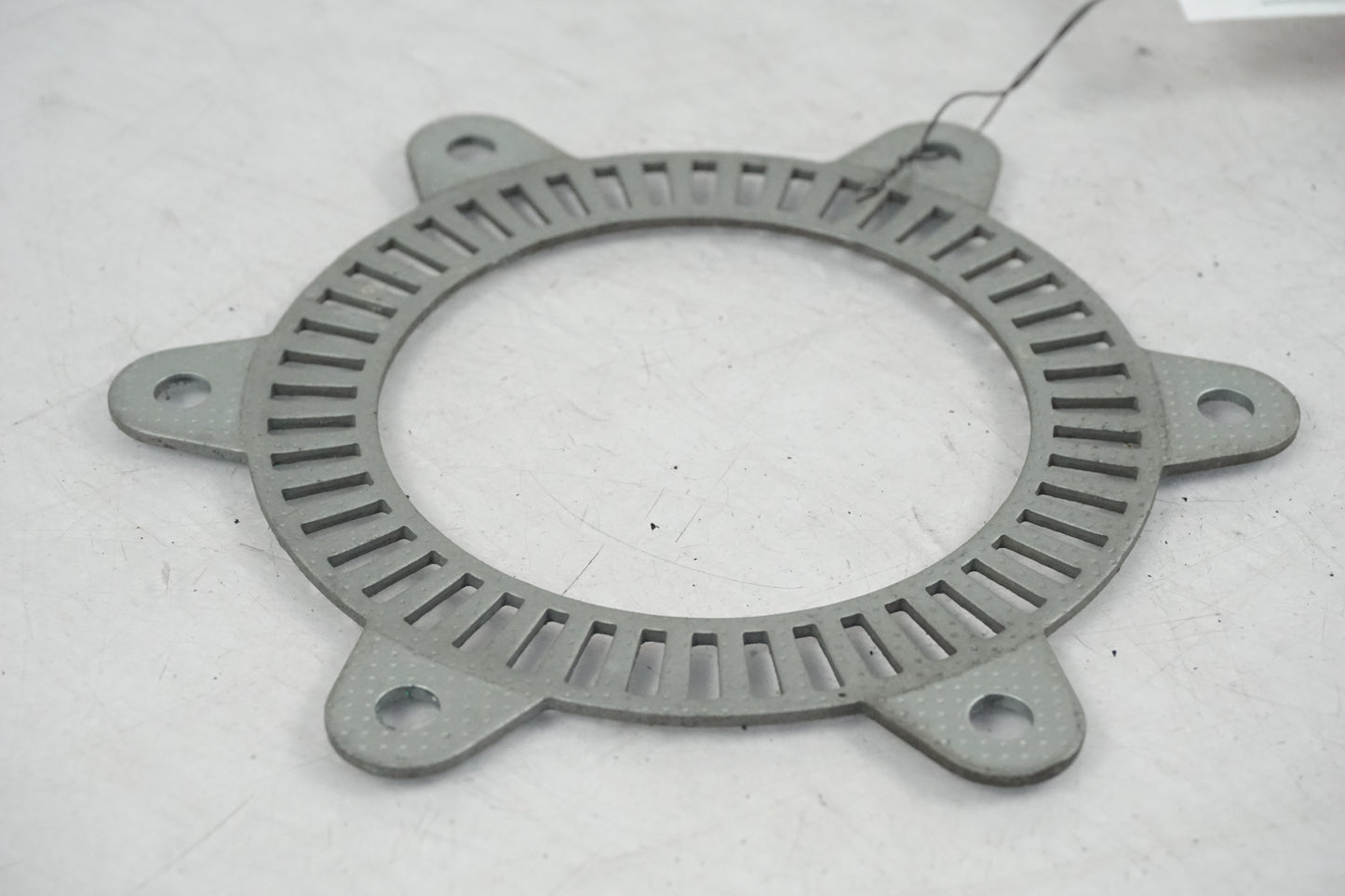 Baksidan på ABS krans från en BMW F 700 GS -2014 motorcykel.