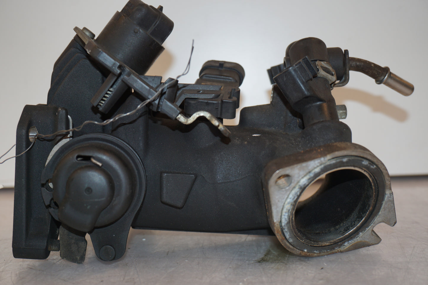 Höger sida på Spjällhus från en H-D Dyna Street Bob FXDB/I -2007 motorcykel.