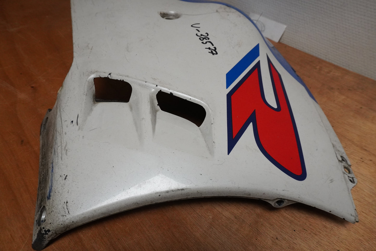 Snett uppifrån på Magkåpa från en Suzuki GSX-R 750 -1988 motorcykel.