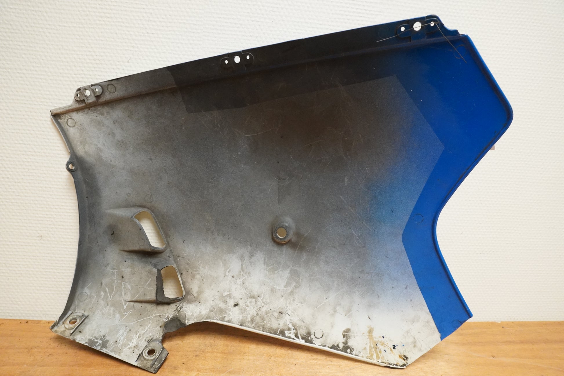 Snett nerifrån på Magkåpa från en Suzuki GSX-R 750 -1988 motorcykel.