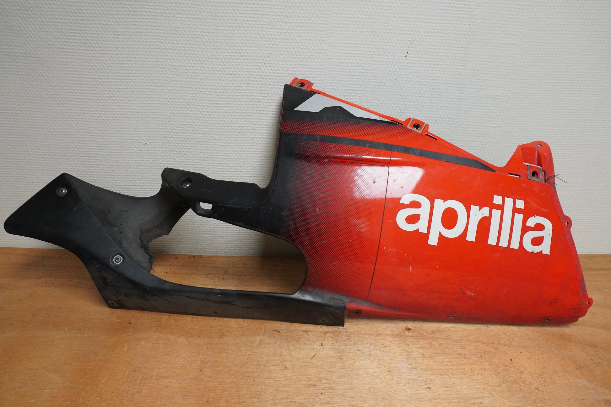 Framsidan på Magkåpa från en Aprilia RSV 1000 -2002 motorcykel.