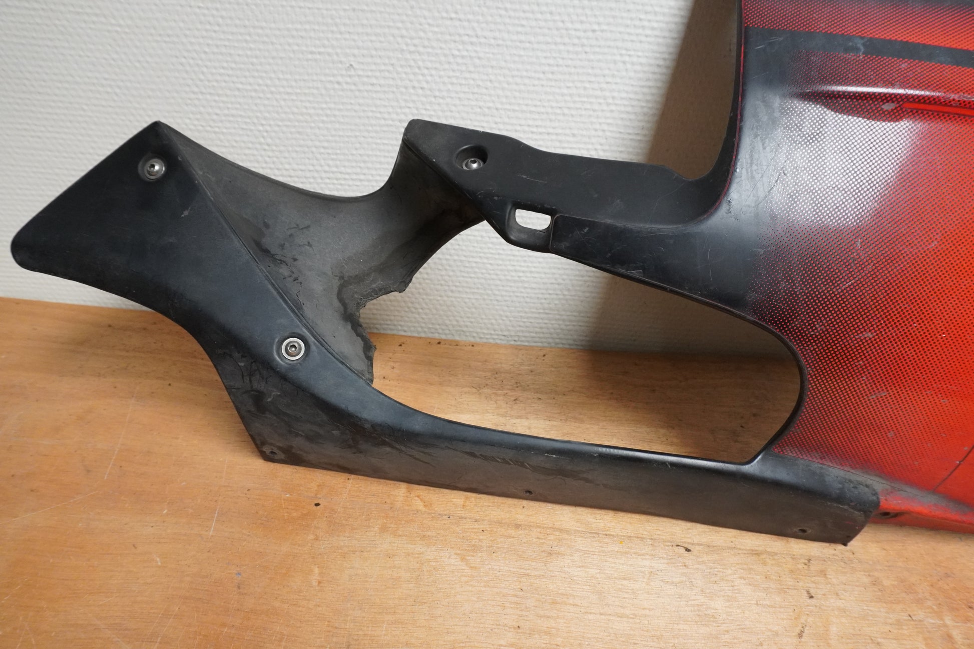 Baksidan på Magkåpa från en Aprilia RSV 1000 -2002 motorcykel.