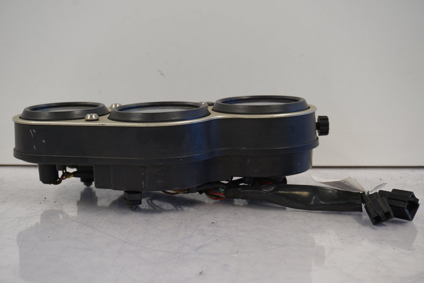 Vänster sida på Instrumentpanel från en Kawasaki ZX-9R -1994 motorcykel.