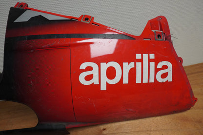 Höger sida på Magkåpa från en Aprilia RSV 1000 -2002 motorcykel.