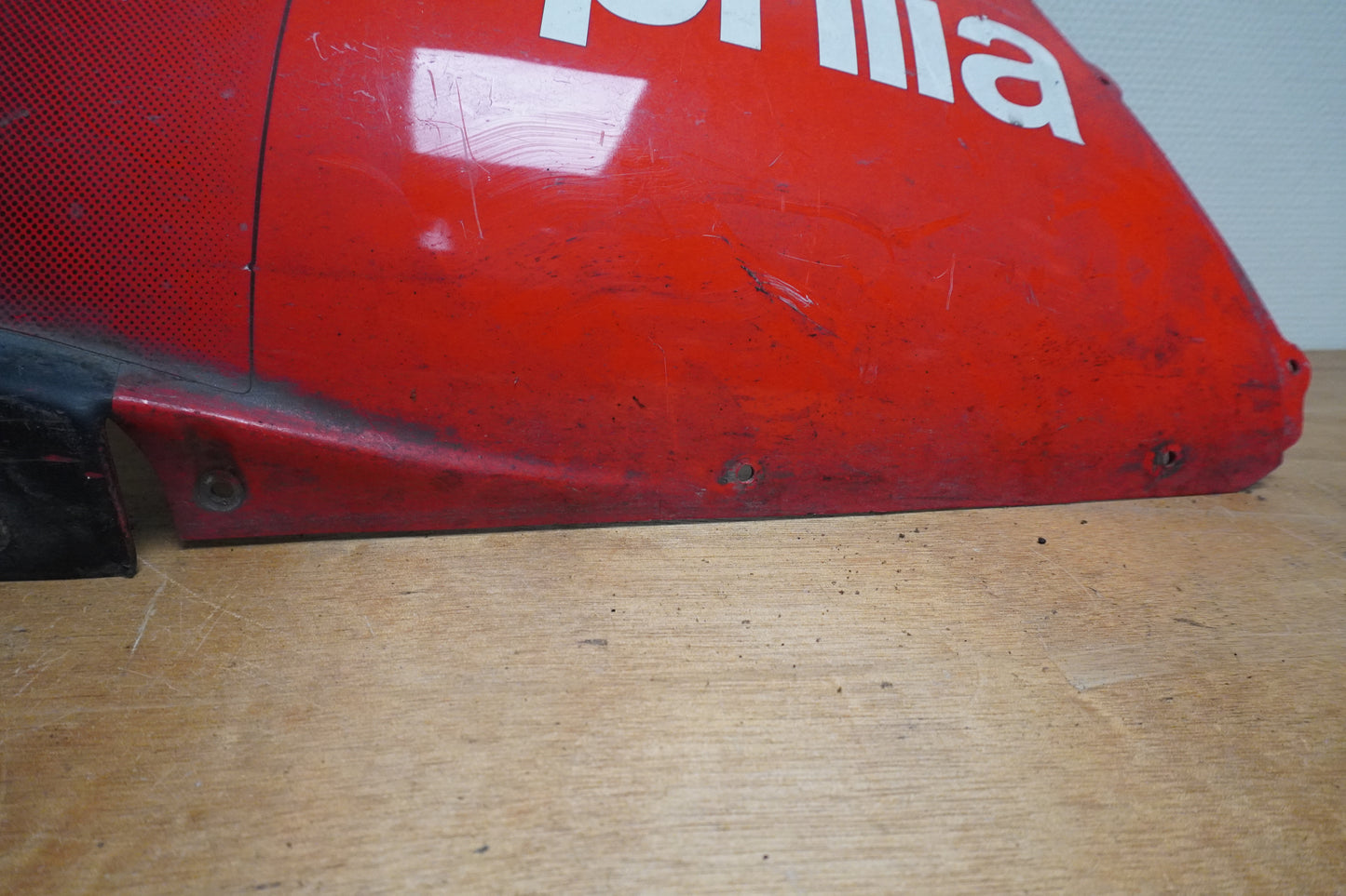 Vänster sida på Magkåpa från en Aprilia RSV 1000 -2002 motorcykel.