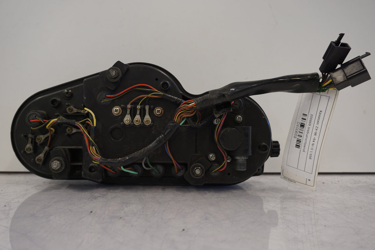 Snett nerifrån på Instrumentpanel från en Kawasaki ZX-9R -1994 motorcykel.