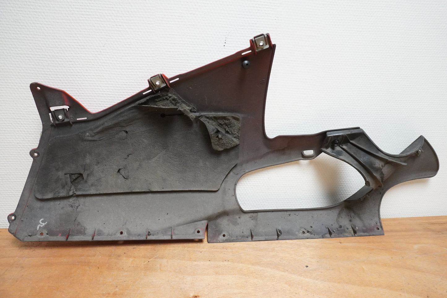 Snett nerifrån på Magkåpa från en Aprilia RSV 1000 -2002 motorcykel.