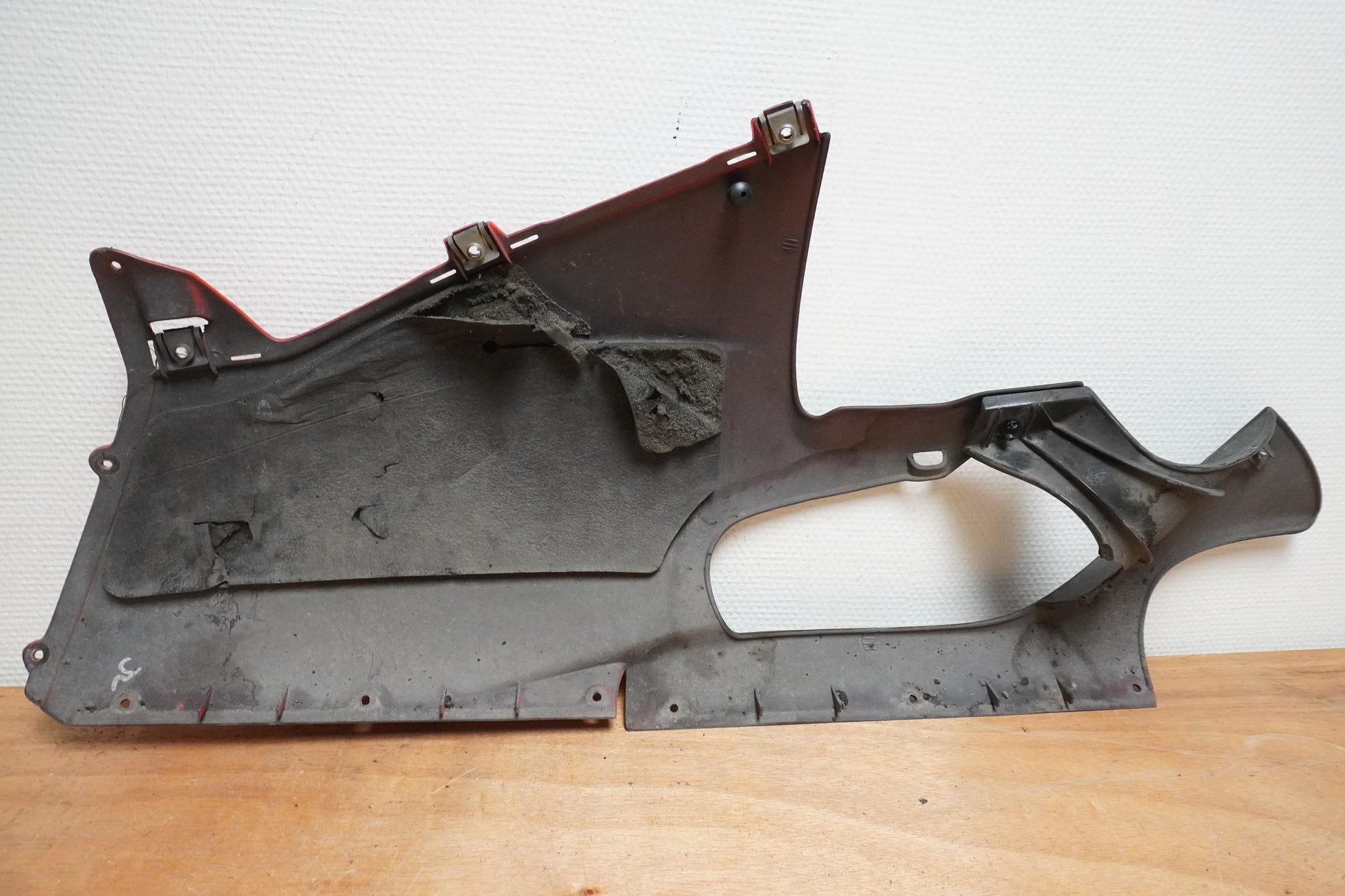 Snett nerifrån på Magkåpa från en Aprilia RSV 1000 -2002 motorcykel.