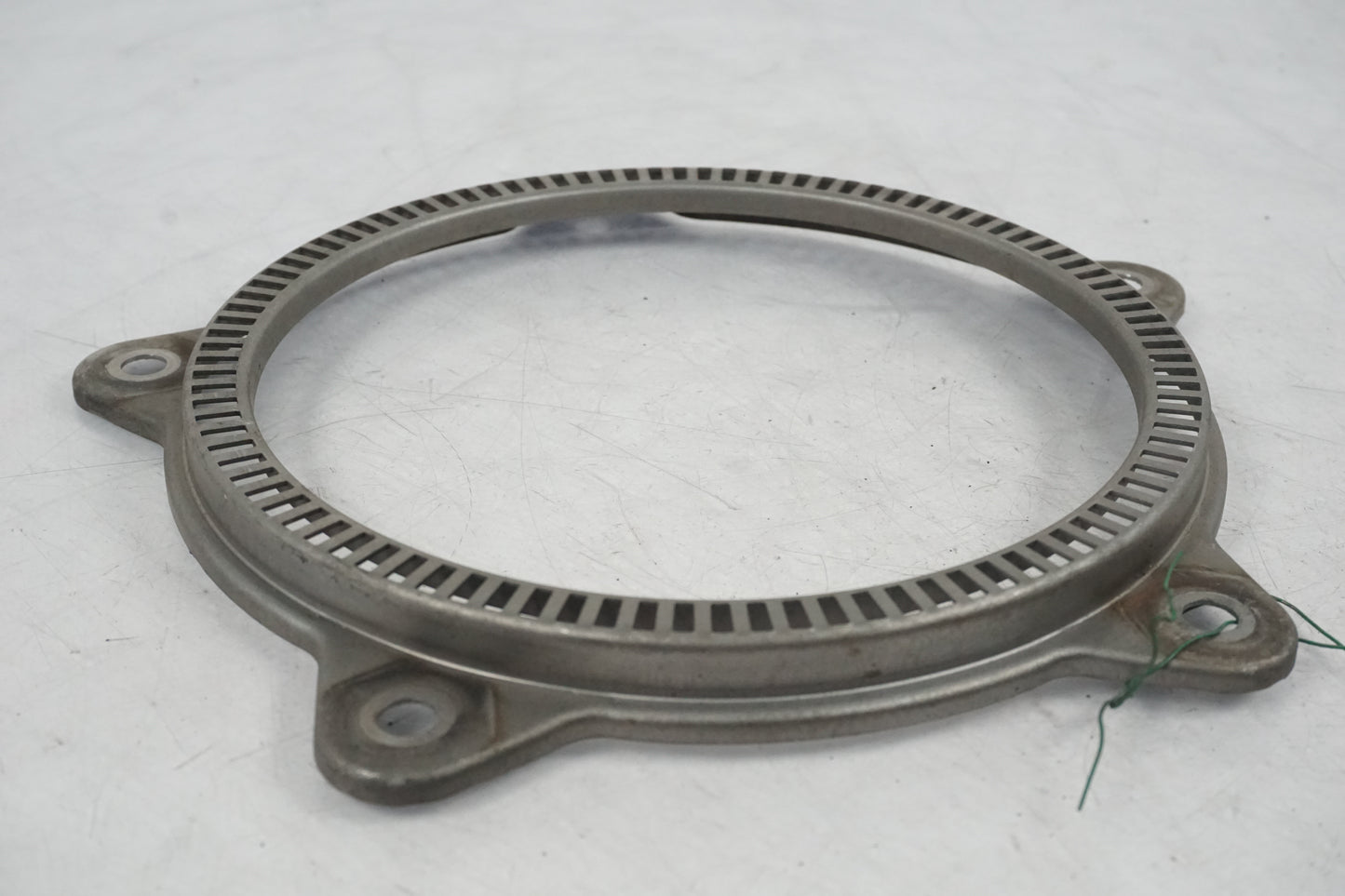 Baksidan på ABS krans från en BMW K 1200 LT -2004 motorcykel.