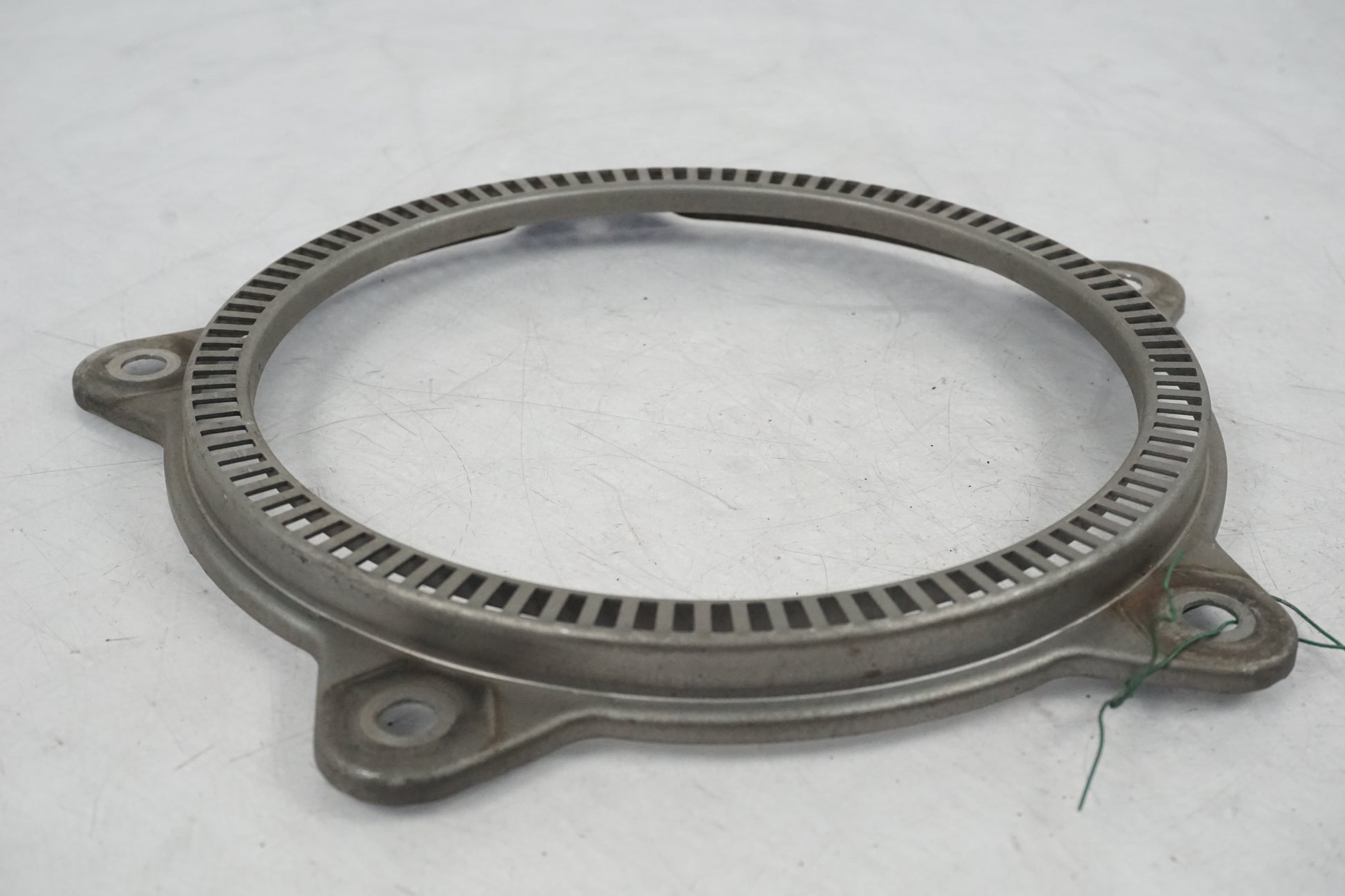 Baksidan på ABS krans från en BMW K 1200 LT -2004 motorcykel.