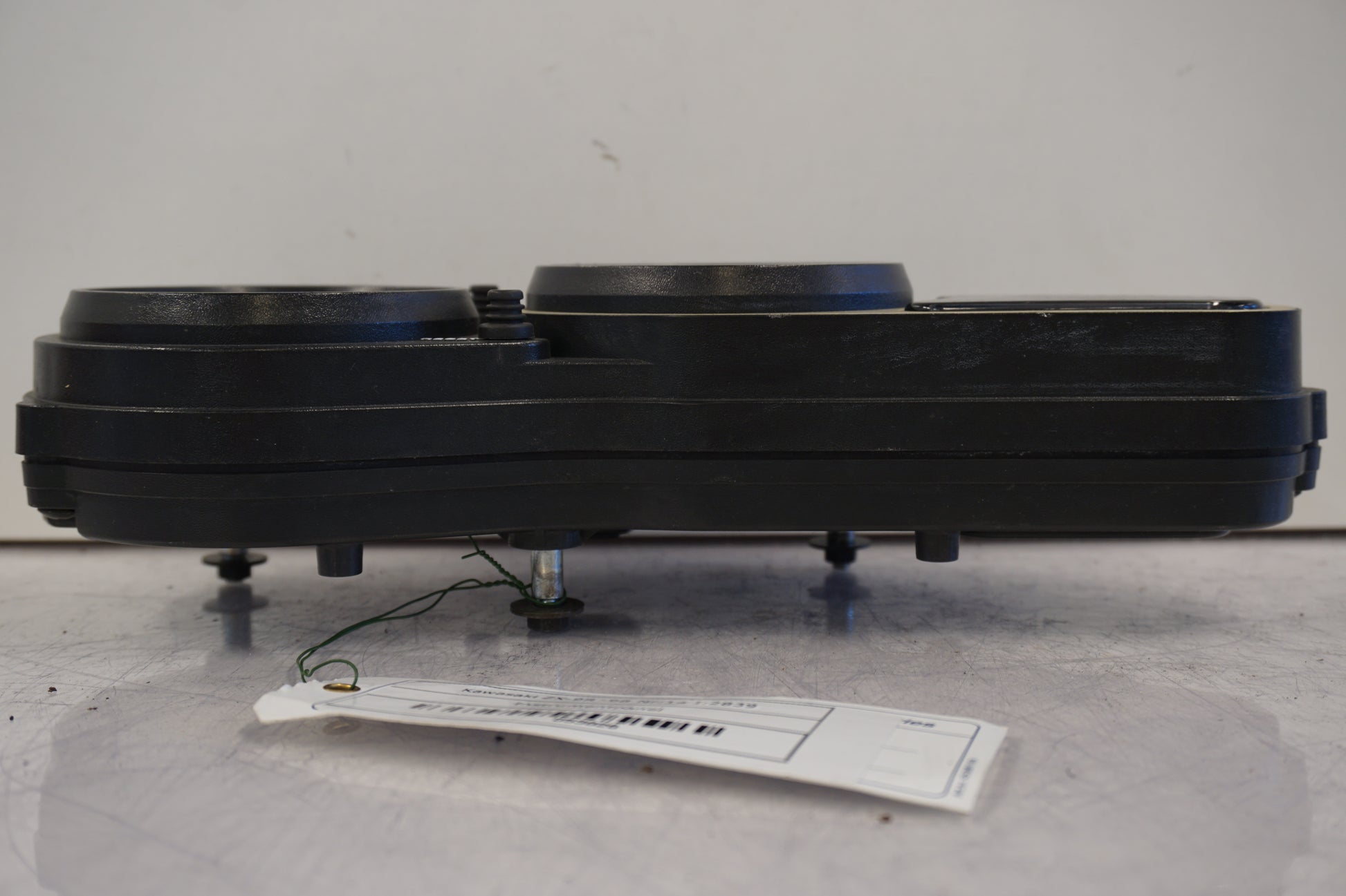 Baksidan på Instrumentpanel från en Kawasaki ZX-9R -1998 motorcykel.