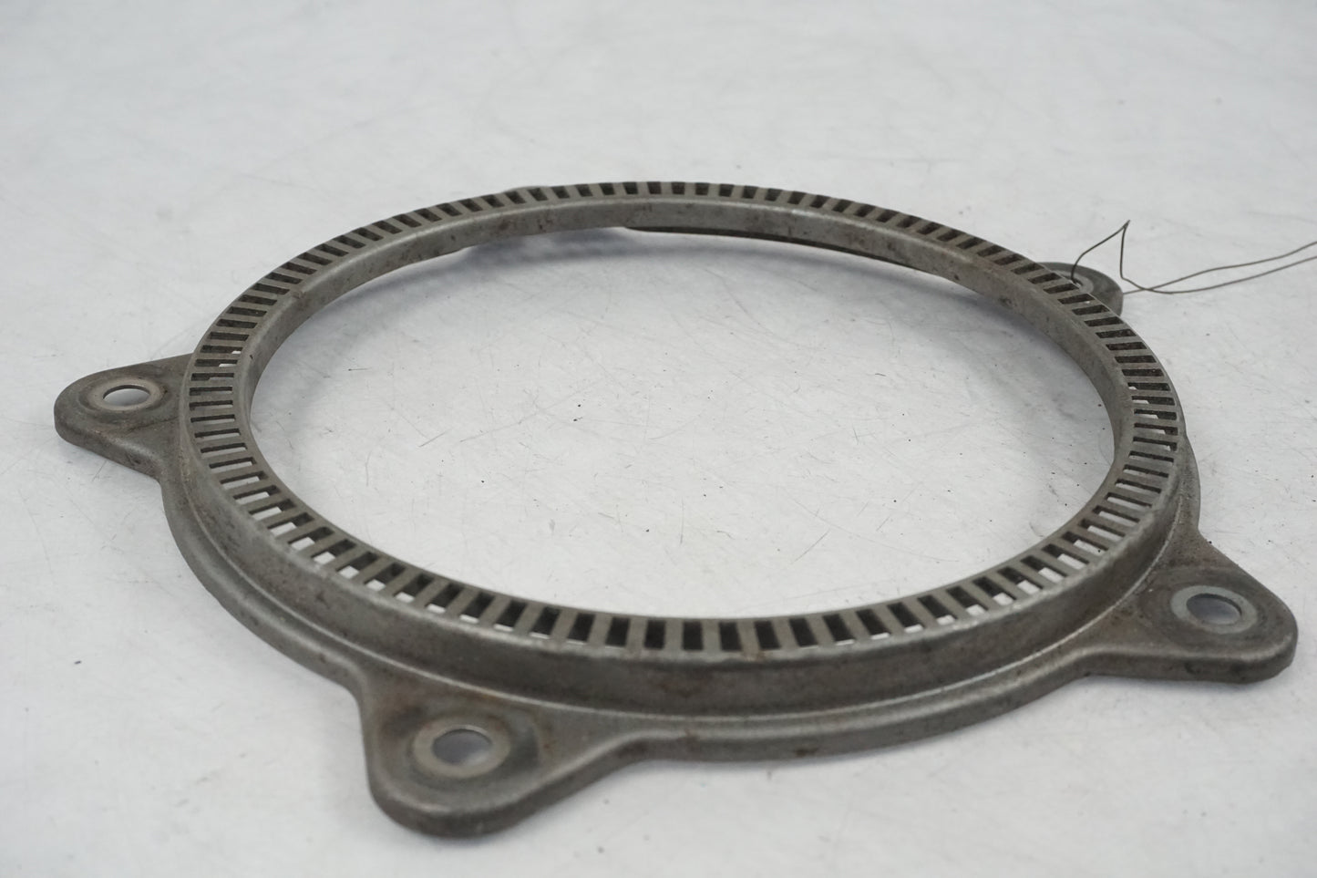 Baksidan på ABS krans från en BMW K 1200 RS -2003 motorcykel.