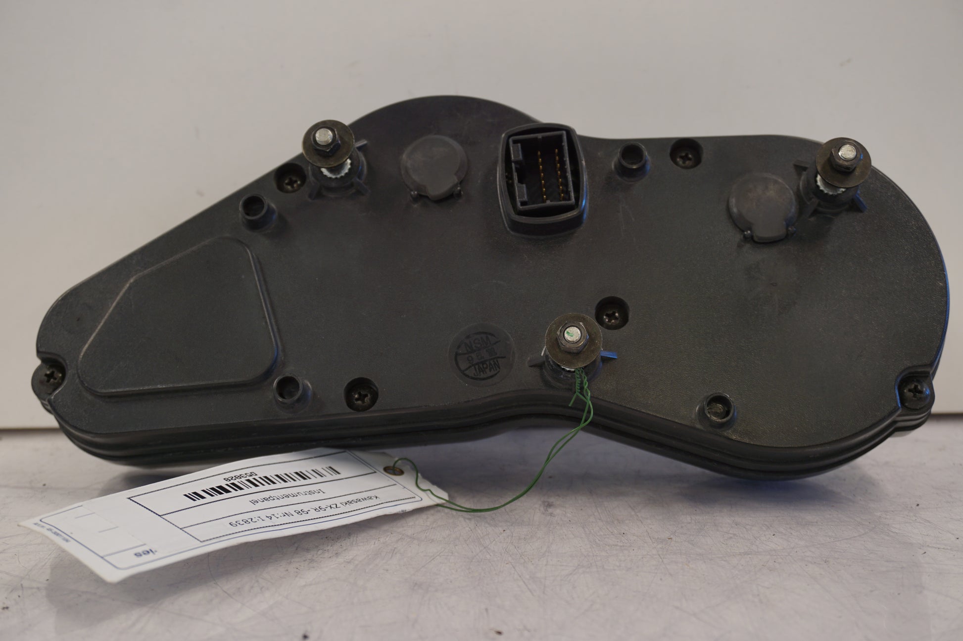 Snett nerifrån på Instrumentpanel från en Kawasaki ZX-9R -1998 motorcykel.