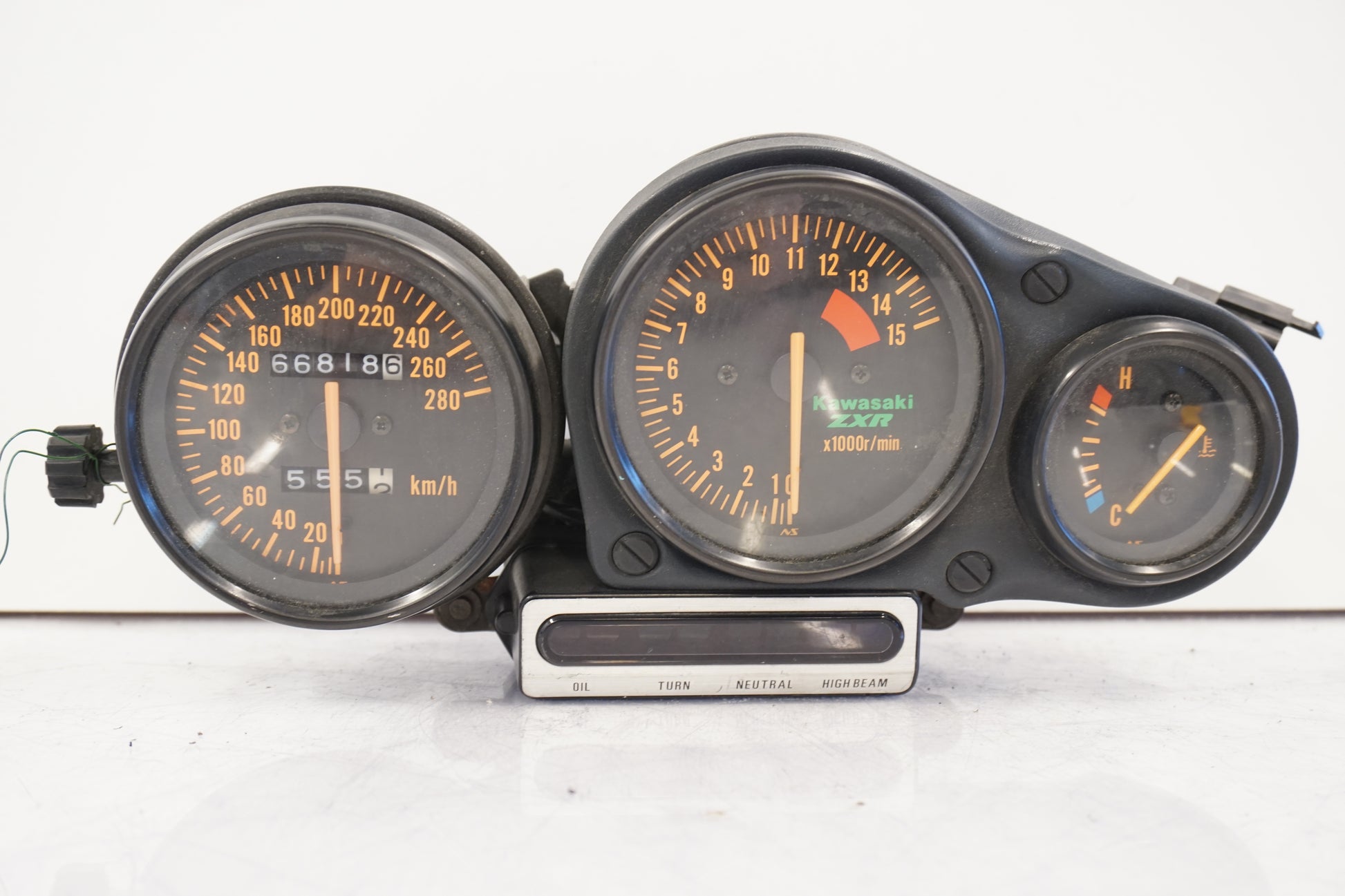 Framsidan på Instrumentpanel från en Kawasaki ZXR 750 -1993 motorcykel.