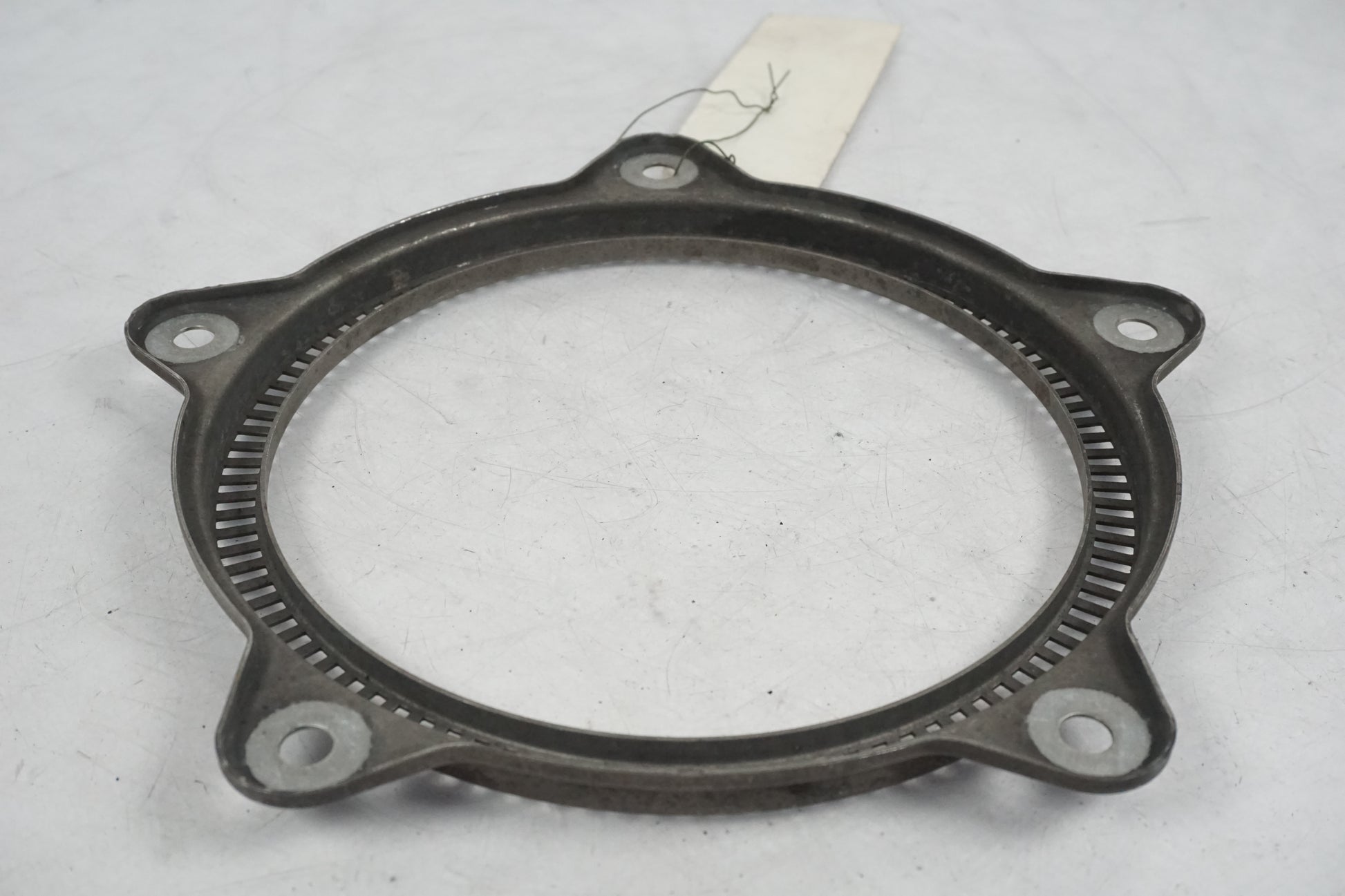 Baksidan på ABS krans från en BMW R 1150 RT -2002 motorcykel.