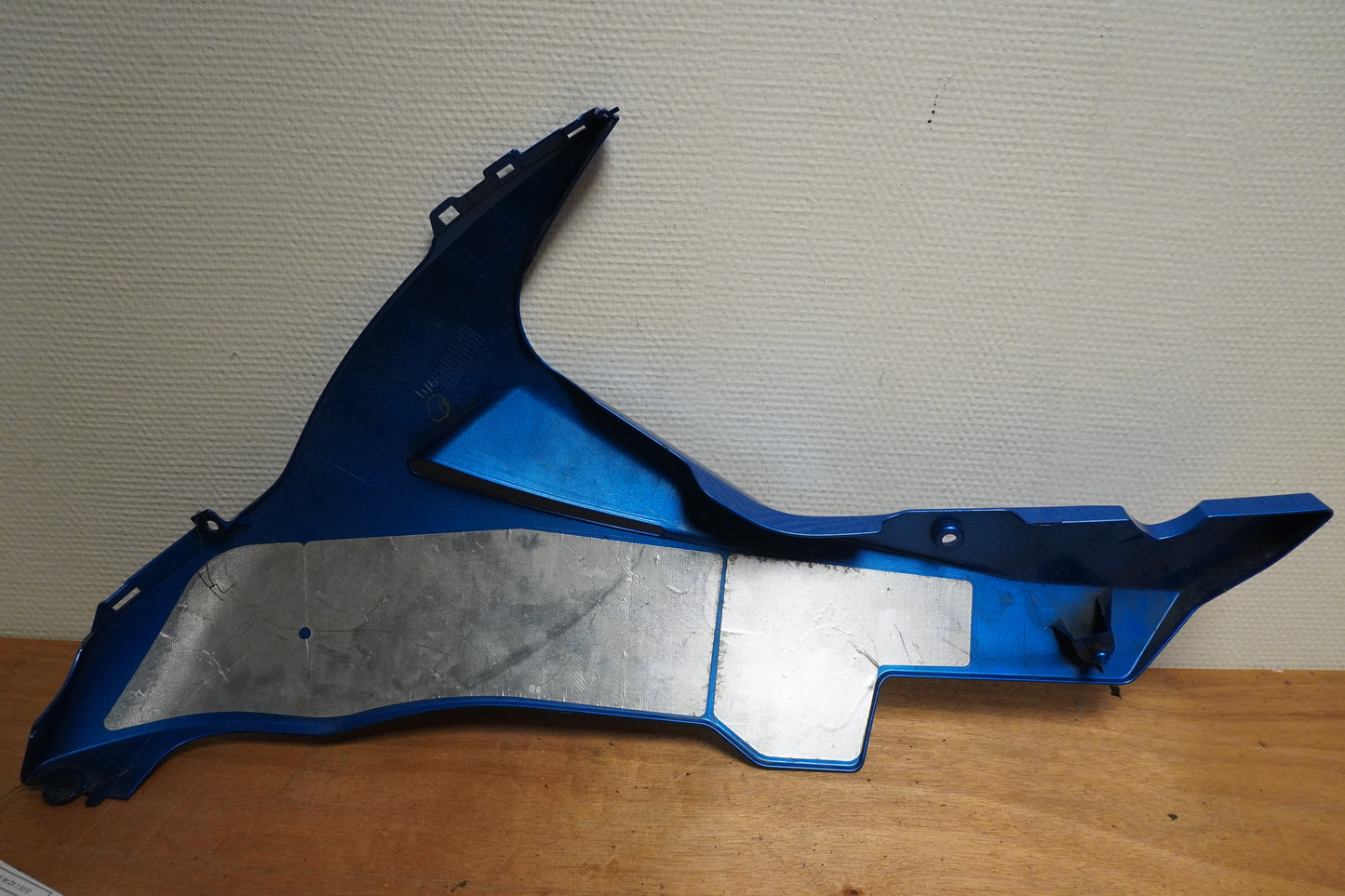 Snett uppifrån på Magkåpa från en Suzuki GSX-R 750 -2015 motorcykel.