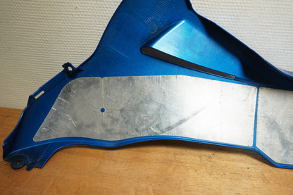 Snett nerifrån på Magkåpa från en Suzuki GSX-R 750 -2015 motorcykel.