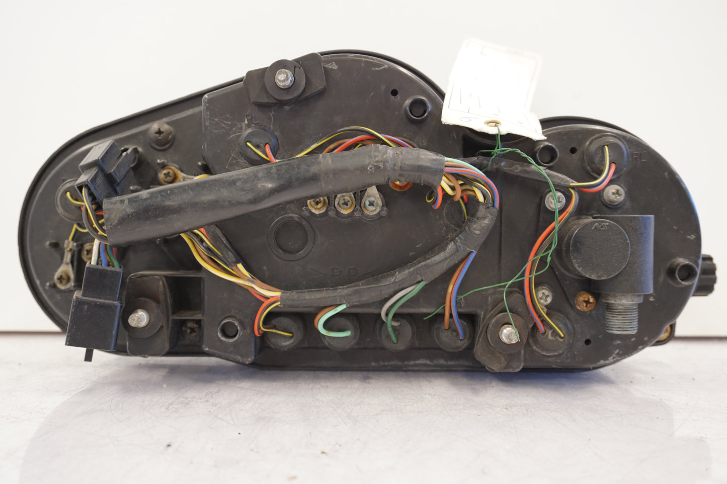 Snett nerifrån på Instrumentpanel från en Kawasaki ZX-9R -1997 motorcykel.