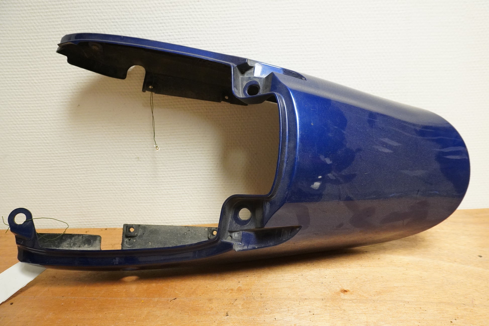 Framsidan på Bakvinge från en Suzuki GSX 750 -1998 motorcykel.