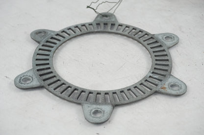 Baksidan på ABS krans från en BMW F 650 CS -2002 motorcykel.