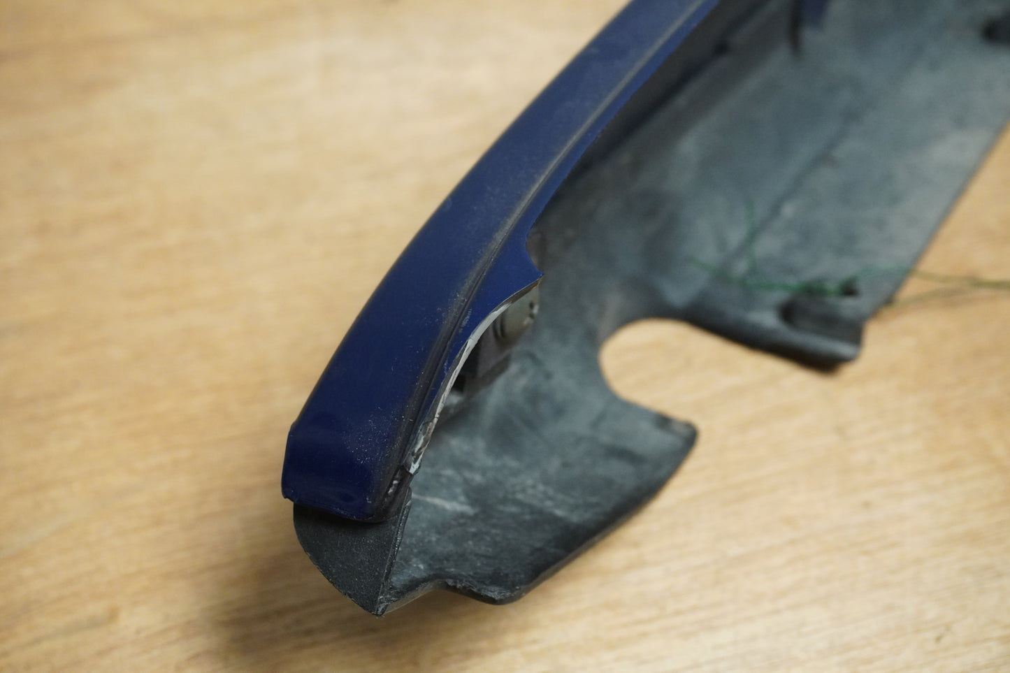 Snett uppifrån på Bakvinge från en Suzuki GSX 750 -1998 motorcykel.