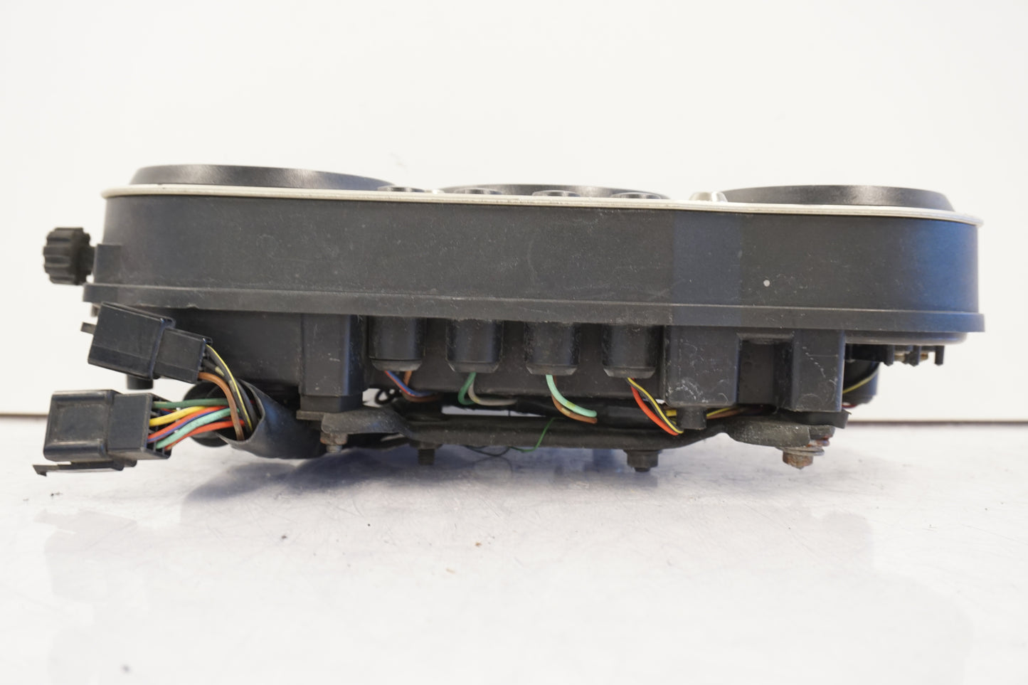 Baksidan på Instrumentpanel från en Kawasaki ZX-9R -1996 motorcykel.