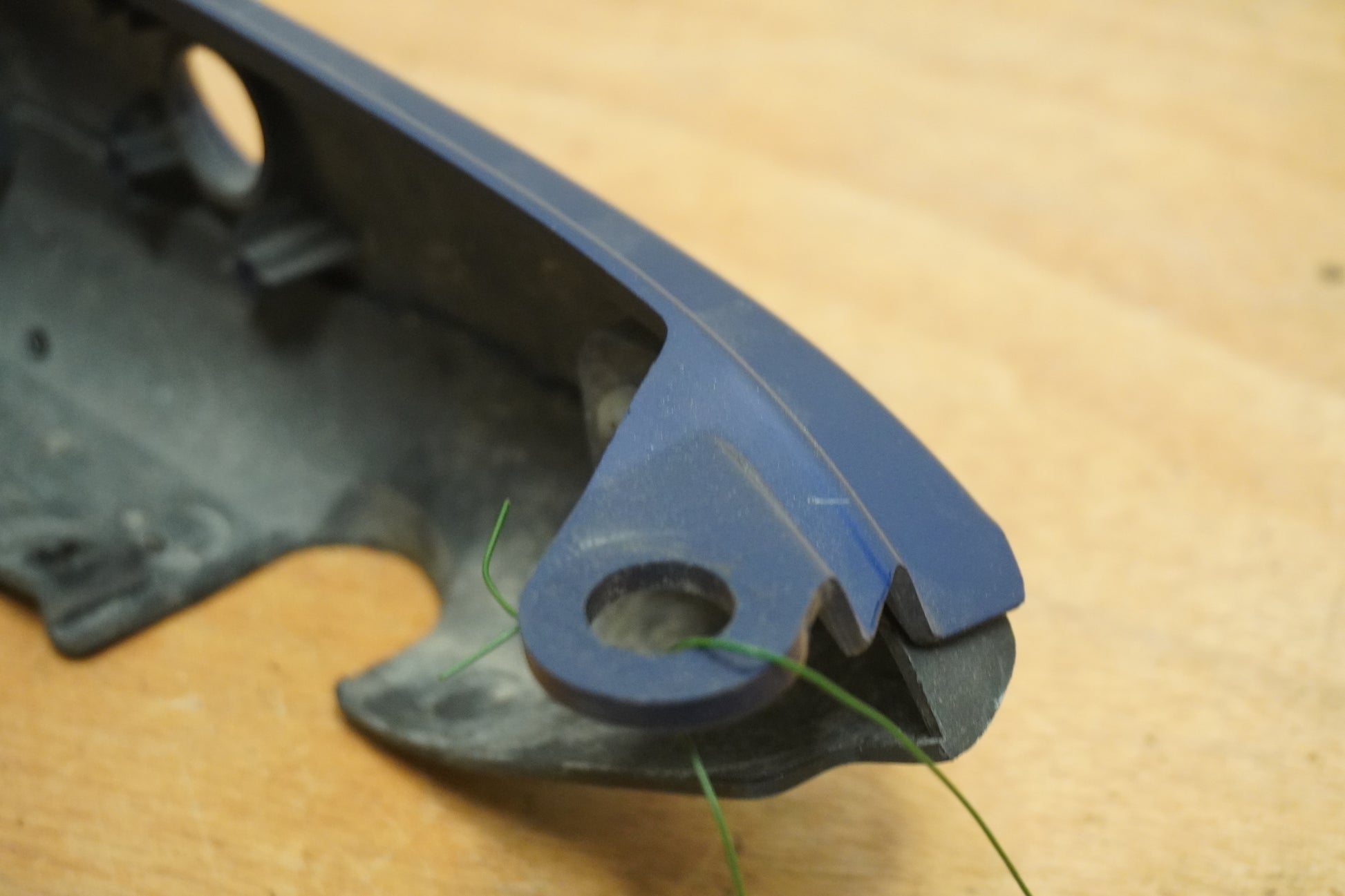 Snett nerifrån på Bakvinge från en Suzuki GSX 750 -1998 motorcykel.